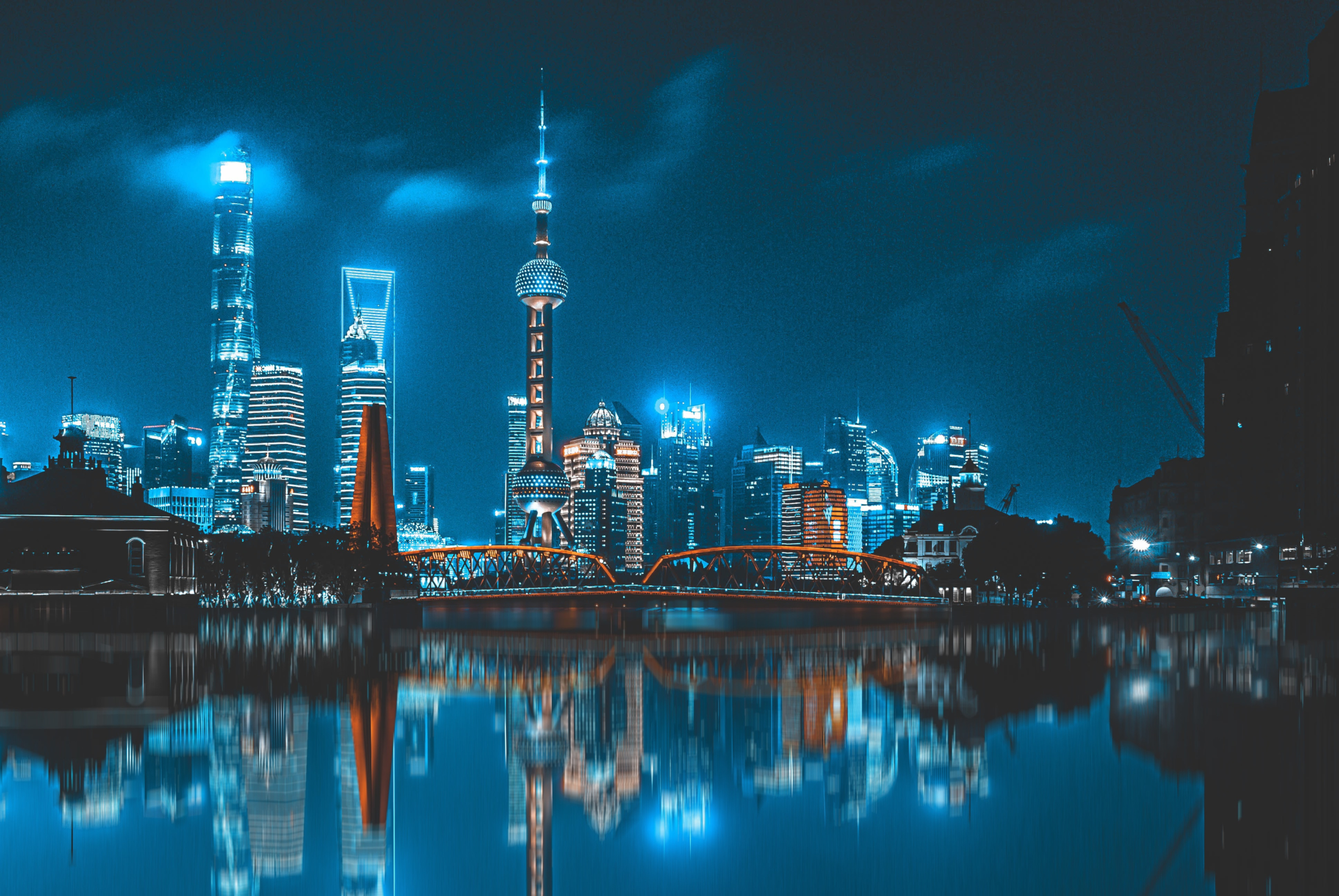 Laden Sie das Städte, Wolkenkratzer, Nacht, Menschengemacht, Großstadt, Spiegelung, Schanghai, Orientalischer Perlenturm-Bild kostenlos auf Ihren PC-Desktop herunter