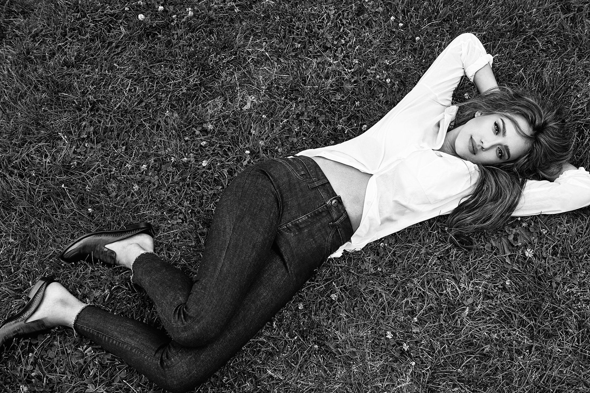 Free download wallpaper Jessica Alba, American, Celebrity, Black & White, Actress, Lying Down on your PC desktop