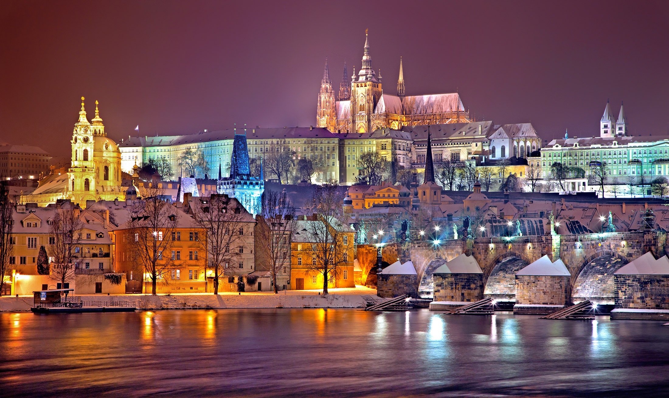 Скачать картинку Города, Река, Ночь, Город, Прага, Чехия, Сделано Человеком в телефон бесплатно.
