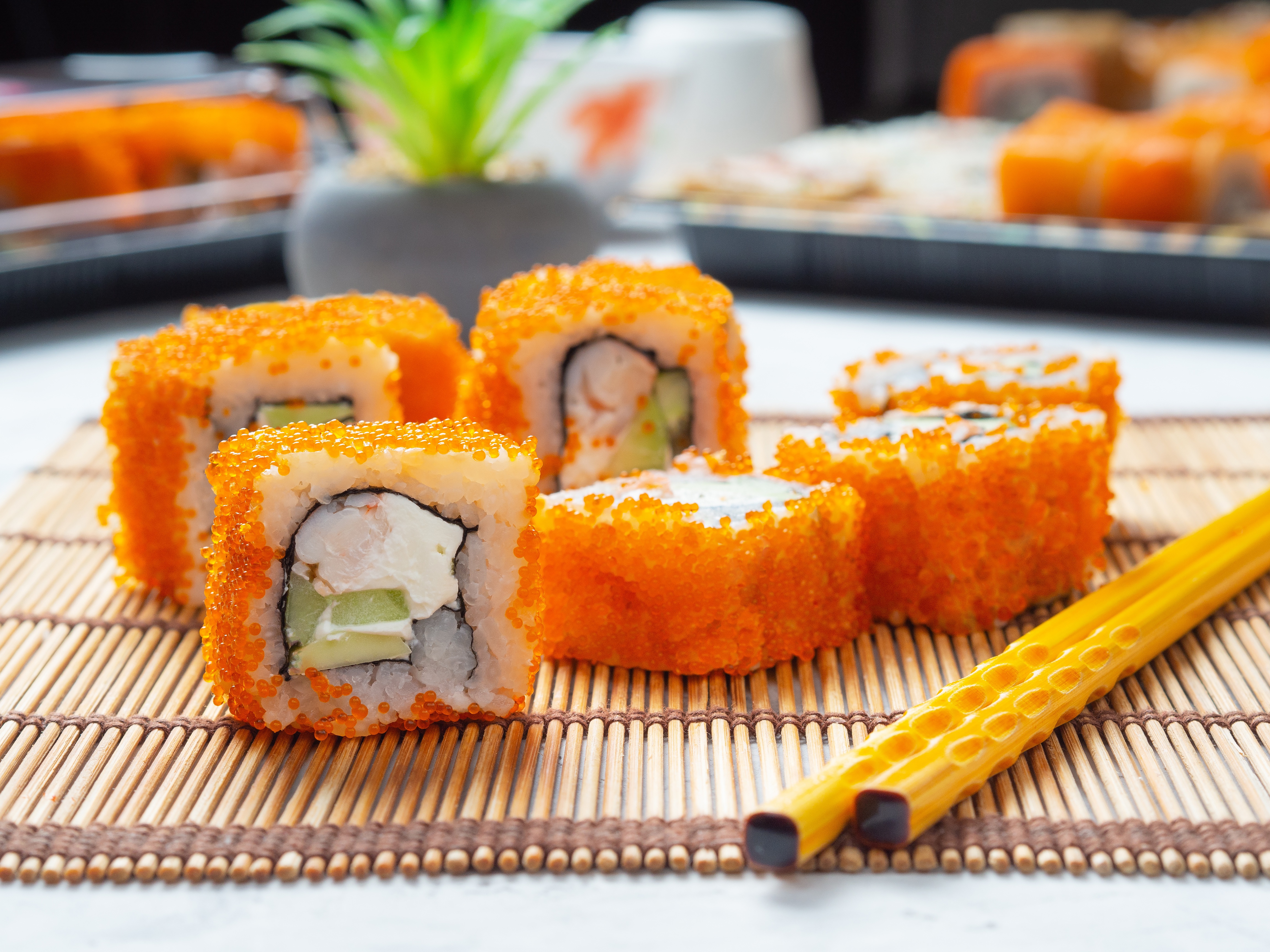 Descarga gratuita de fondo de pantalla para móvil de Sushi, Marisco, Alimento, Bodegón, Pez, Palillos.