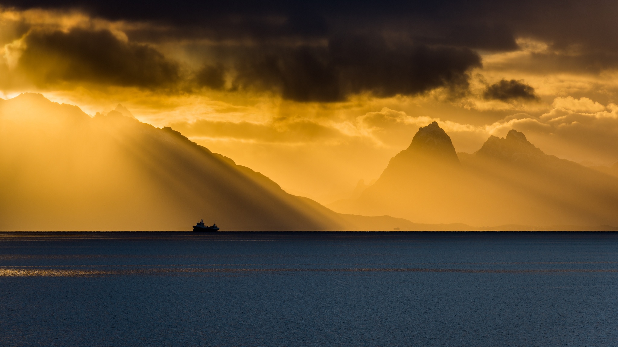 Baixar papel de parede para celular de Montanha, Oceano, Navio, Nuvem, Fotografia, Linha Costeira, Raio Solar gratuito.