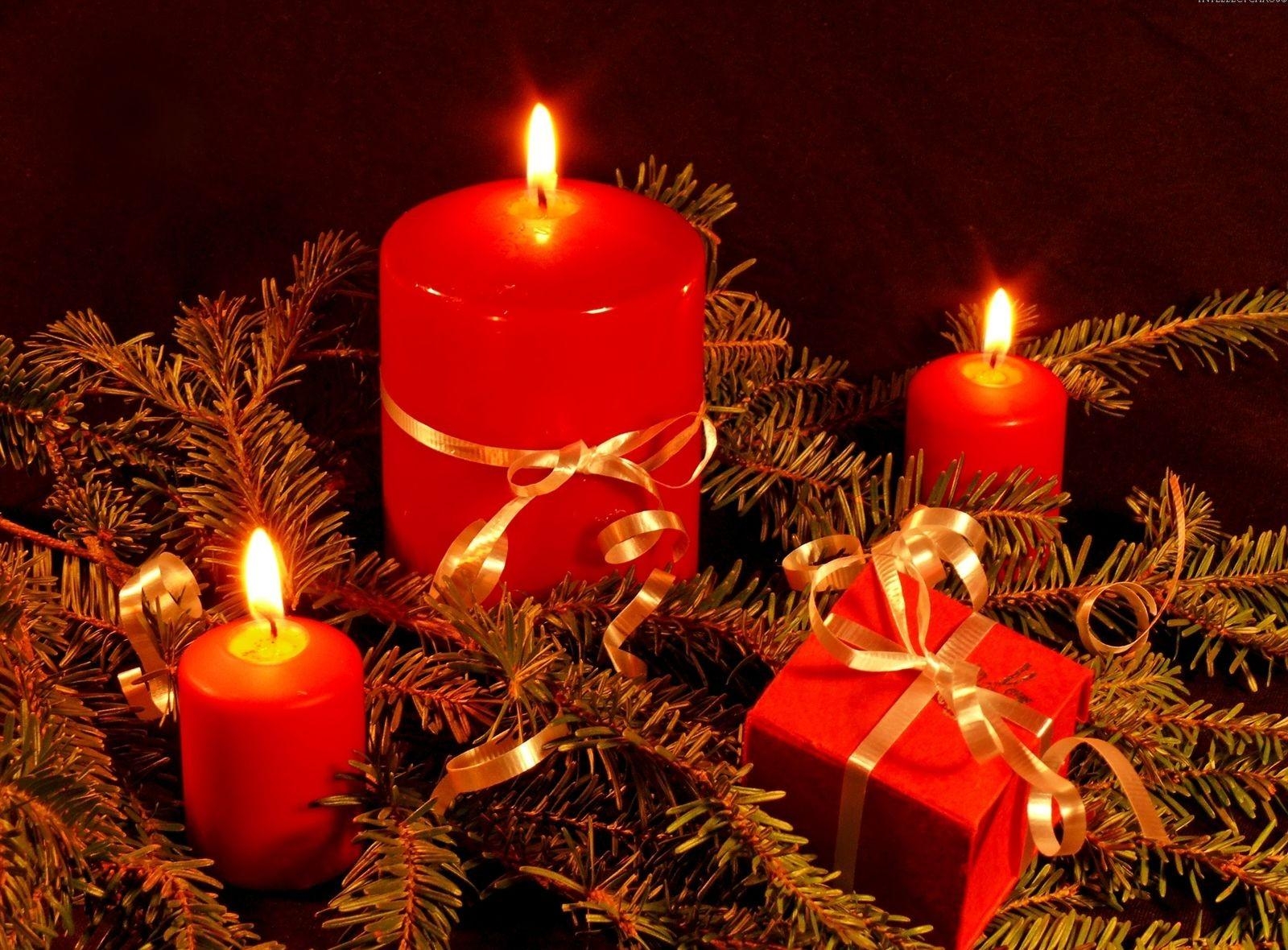137291 завантажити шпалери гілка, свічки, свята, вогонь, голки, різдво, свято, хвоя, подарунок - заставки і картинки безкоштовно