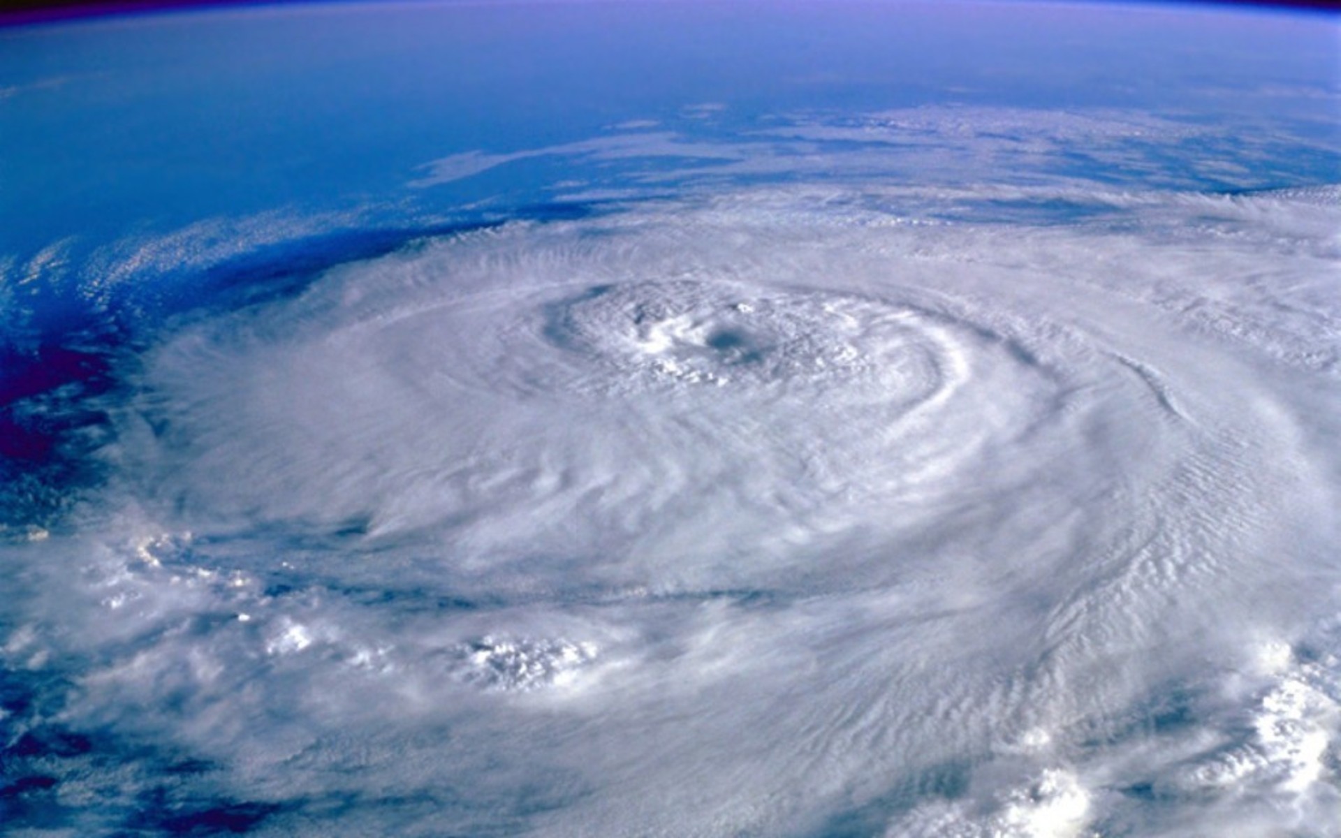 Популярные заставки и фоны Ураган на компьютер