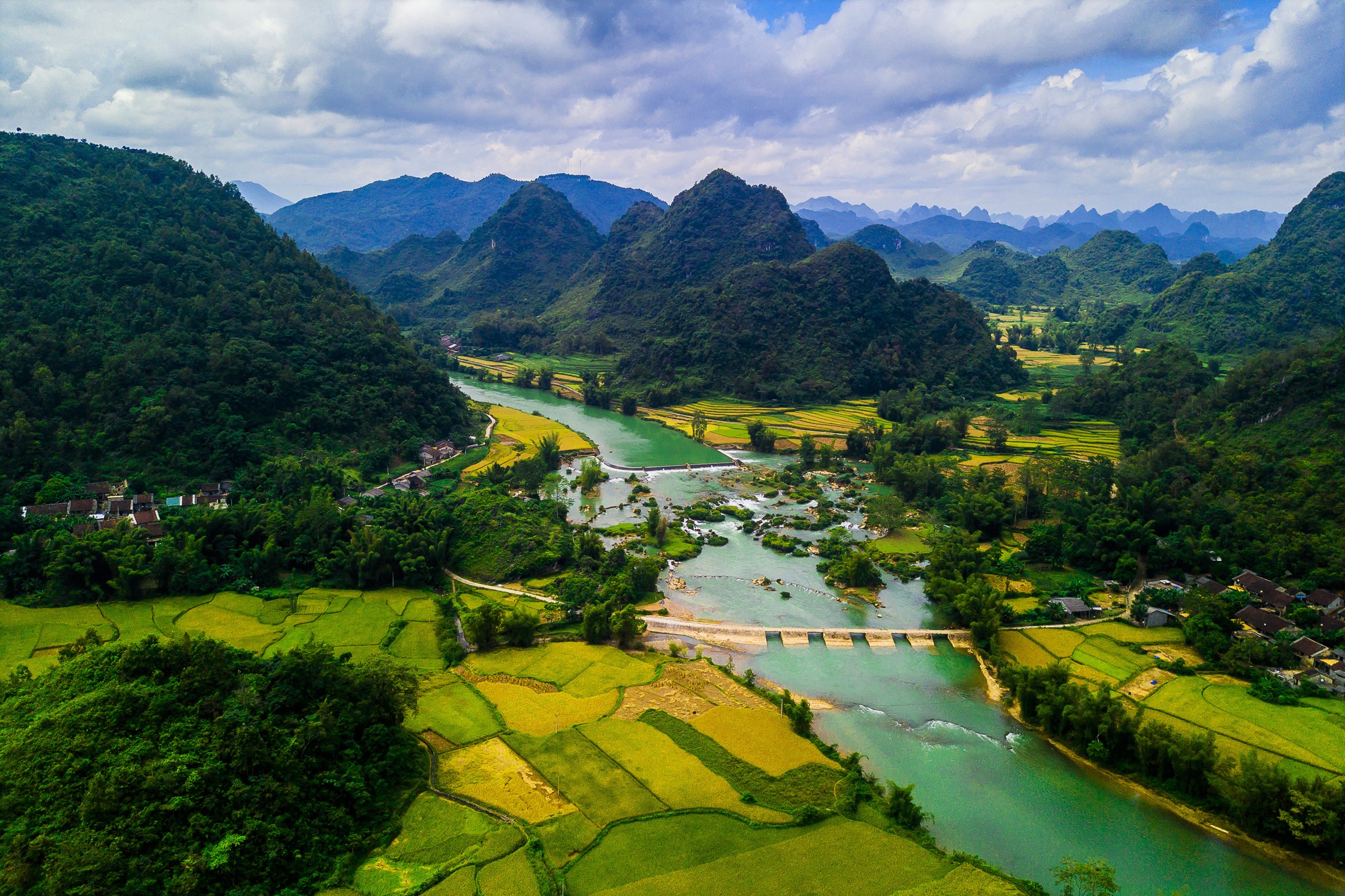 Скачать картинку Пейзаж, Река, Гора, Лес, Земля, Зеленый, Фотографии, Вьетнам в телефон бесплатно.