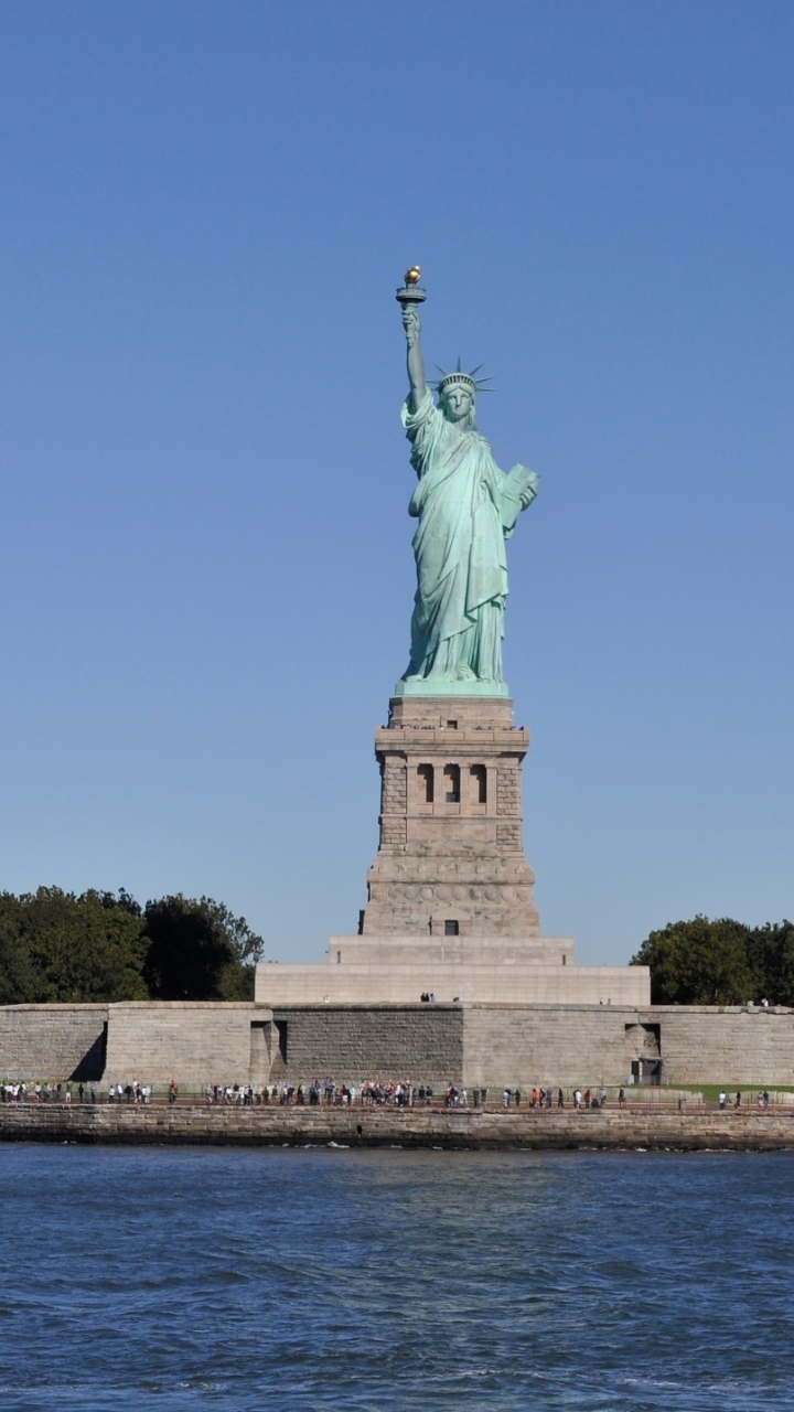 Handy-Wallpaper Skulptur, New York, Monument, Manhattan, Vereinigte Staaten Von Amerika, Menschengemacht, Freiheitsstatue kostenlos herunterladen.