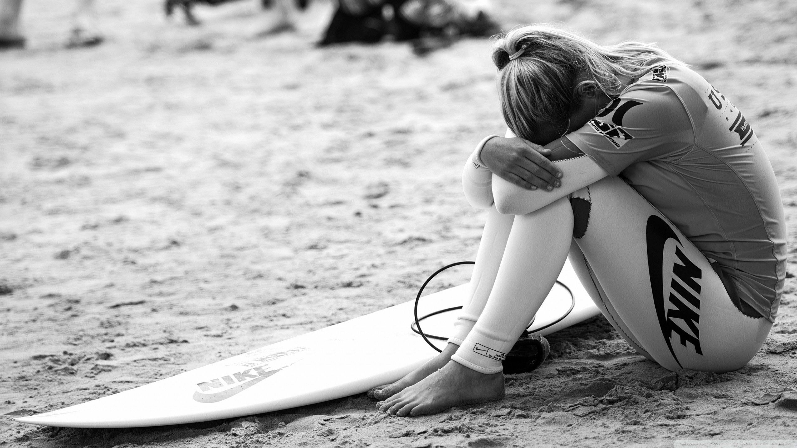 104726 скачать картинку серфинг, найк (nike), девушка, спорт, чб, серфер - обои и заставки бесплатно