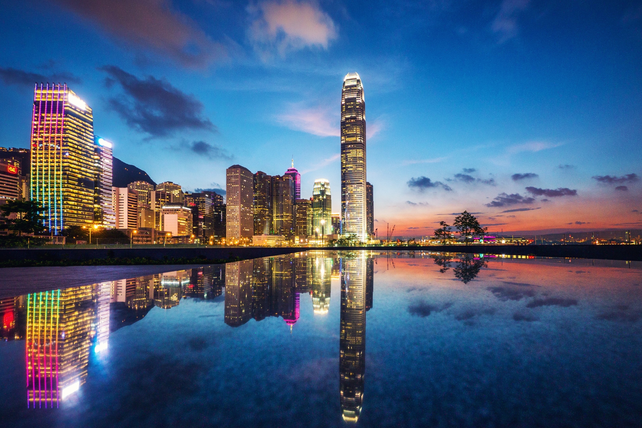PCデスクトップに都市, 建物, 反射, 香港, トワイライト, 建築, マンメイド, 街並み画像を無料でダウンロード
