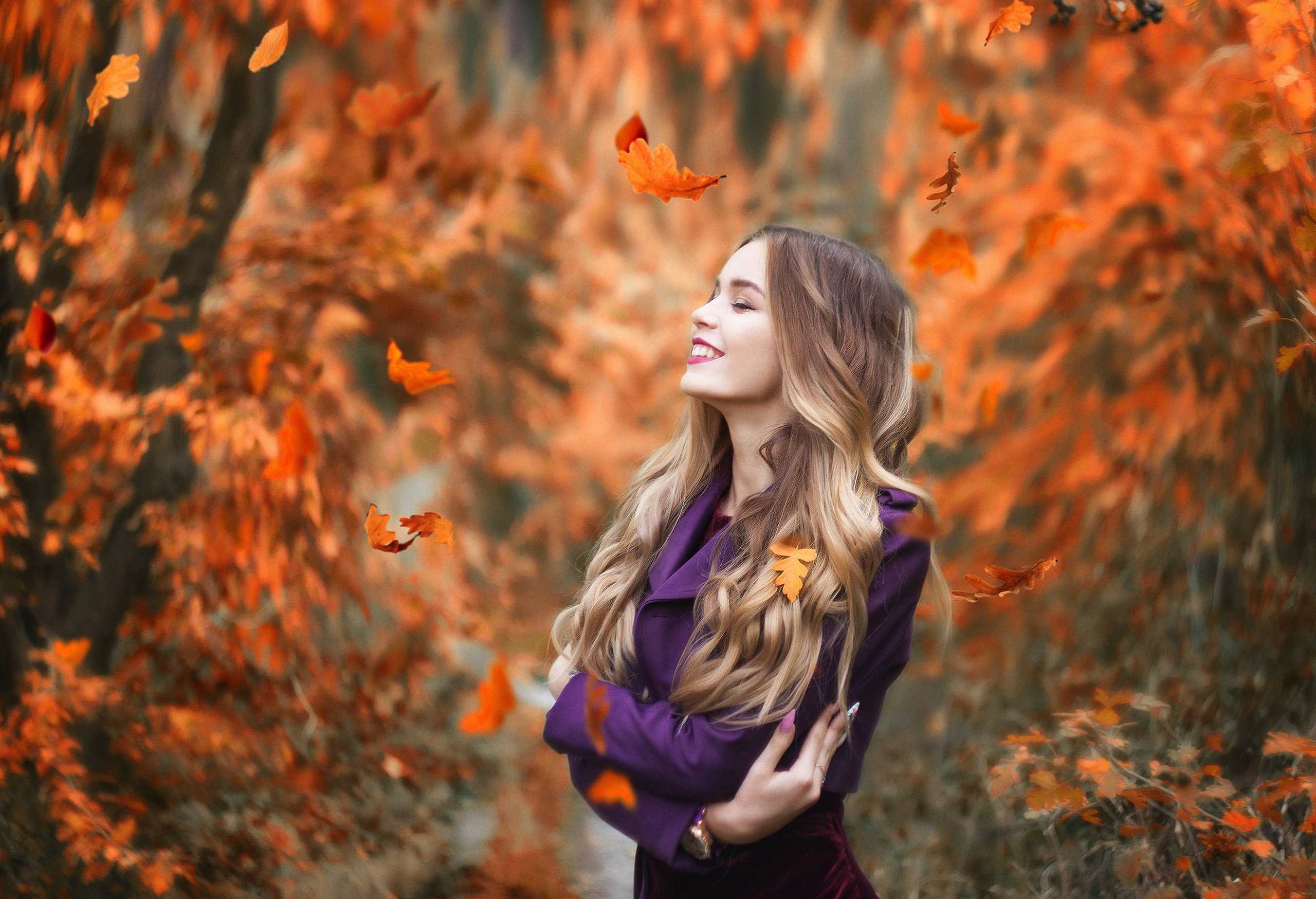 Free download wallpaper Leaf, Fall, Smile, Mood, Blonde, Model, Women, Long Hair, Lipstick on your PC desktop