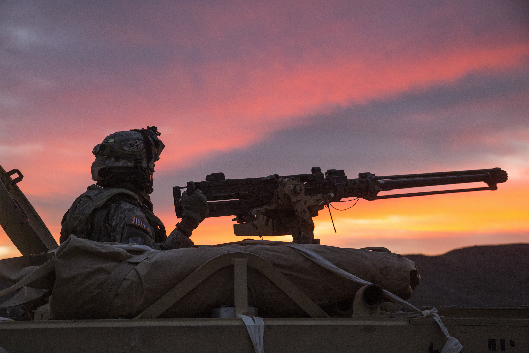 Handy-Wallpaper Waffe, Militär, Soldat, Sonnenuntergang, Maschinengewehr kostenlos herunterladen.