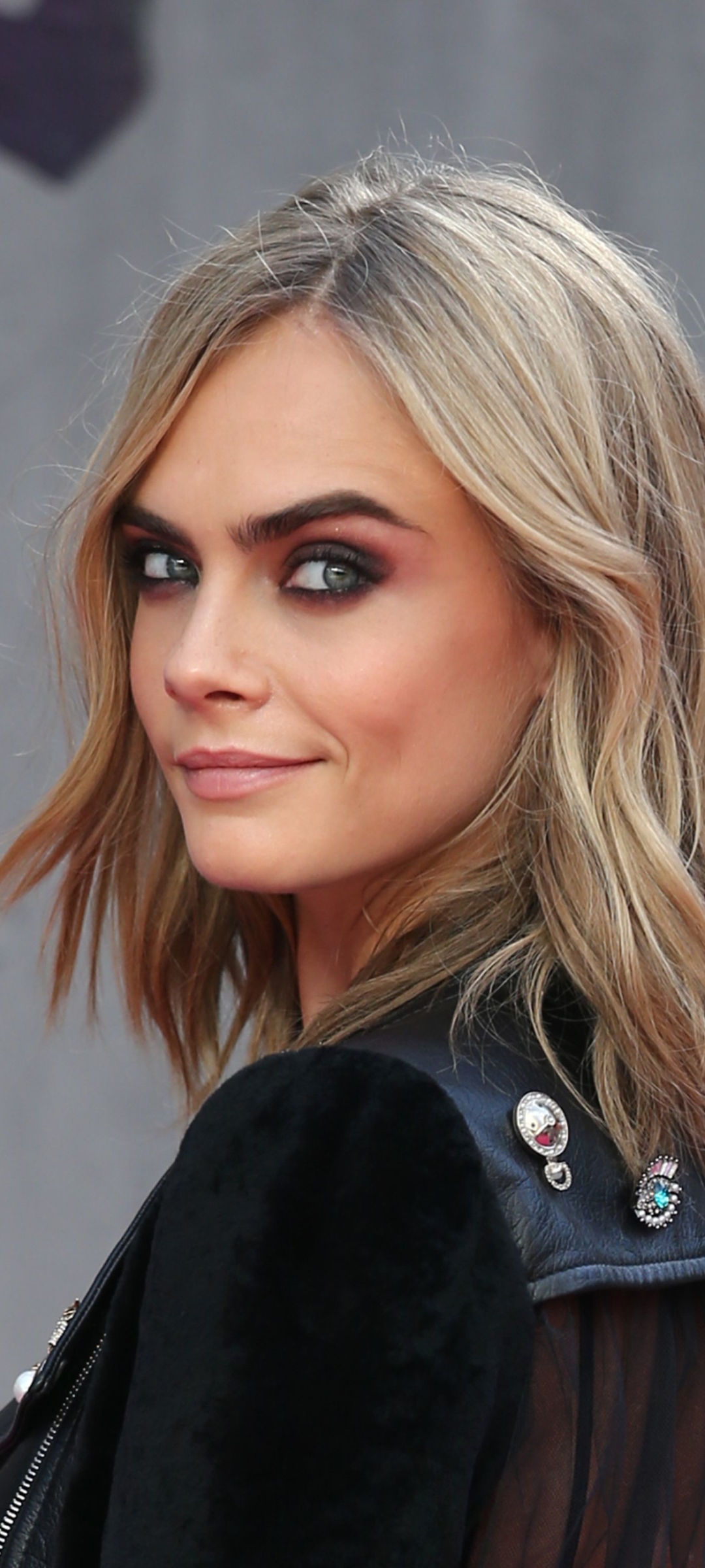 Download mobile wallpaper Smile, Blonde, English, Model, Celebrity, Actress, Cara Delevingne for free.