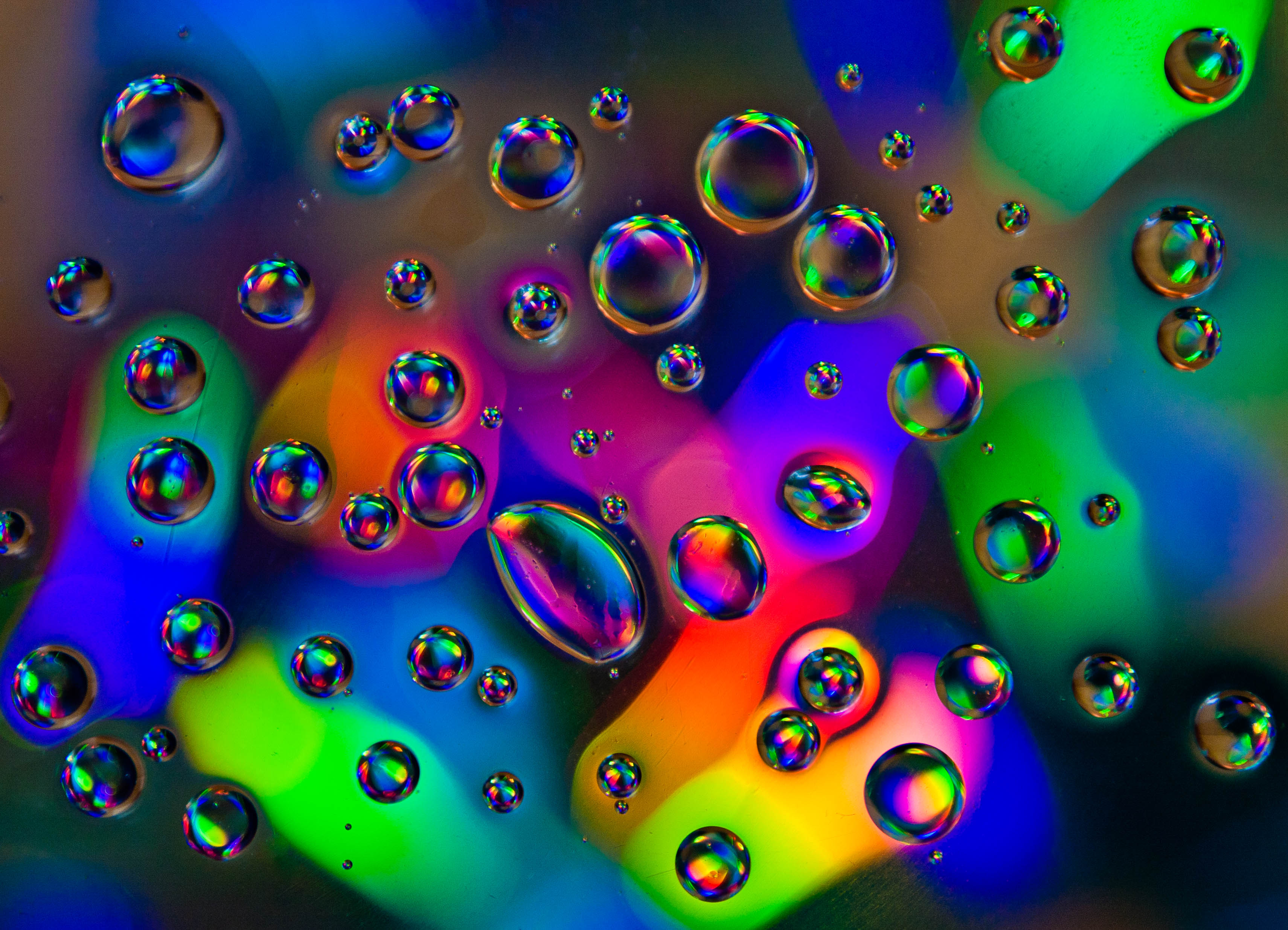 132328 скачать картинку капли, пузыри, жидкость, макро, разноцветный - обои и заставки бесплатно