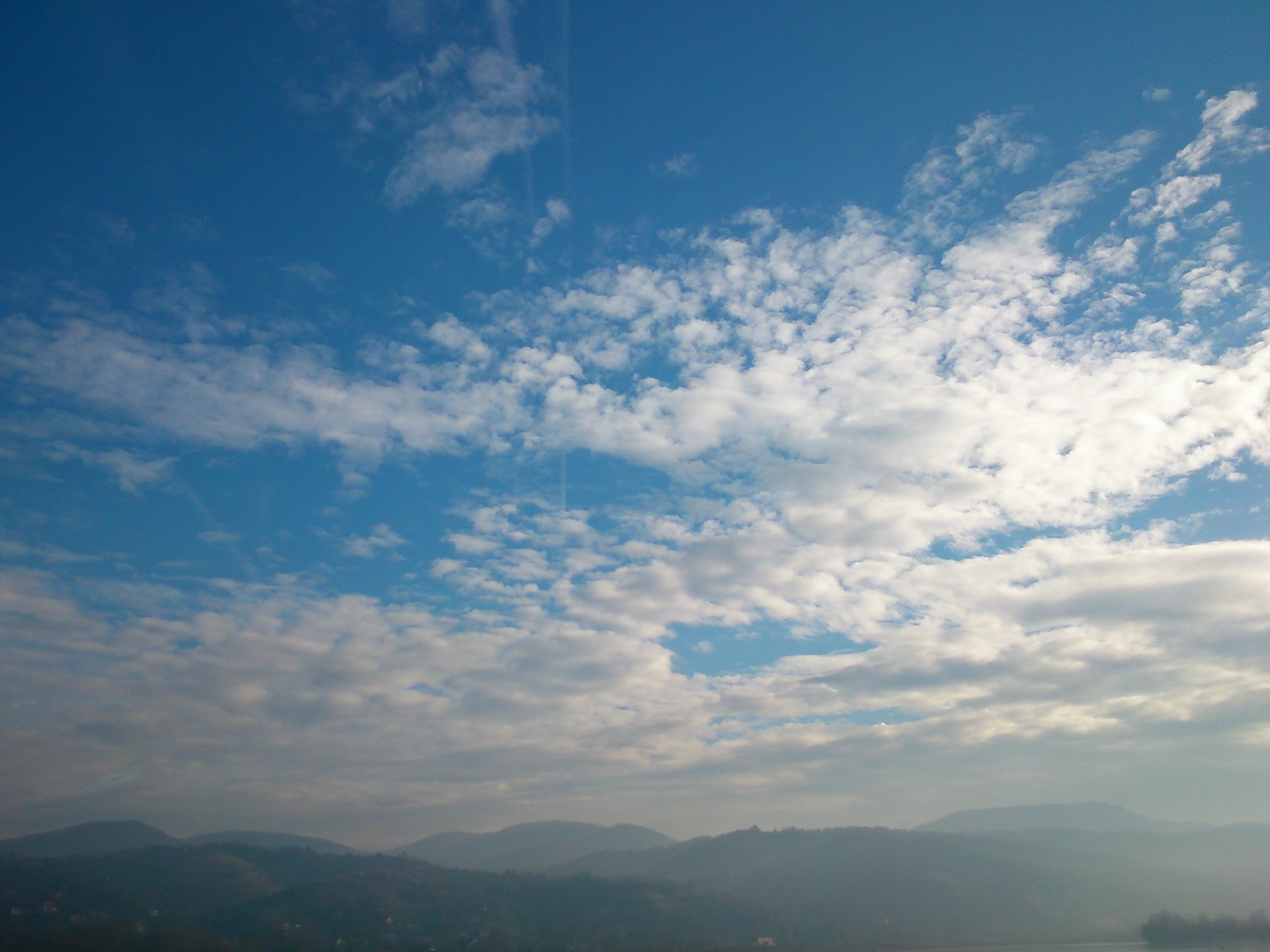 Скачать картинку Небо, Облака, Гора, Земля/природа в телефон бесплатно.