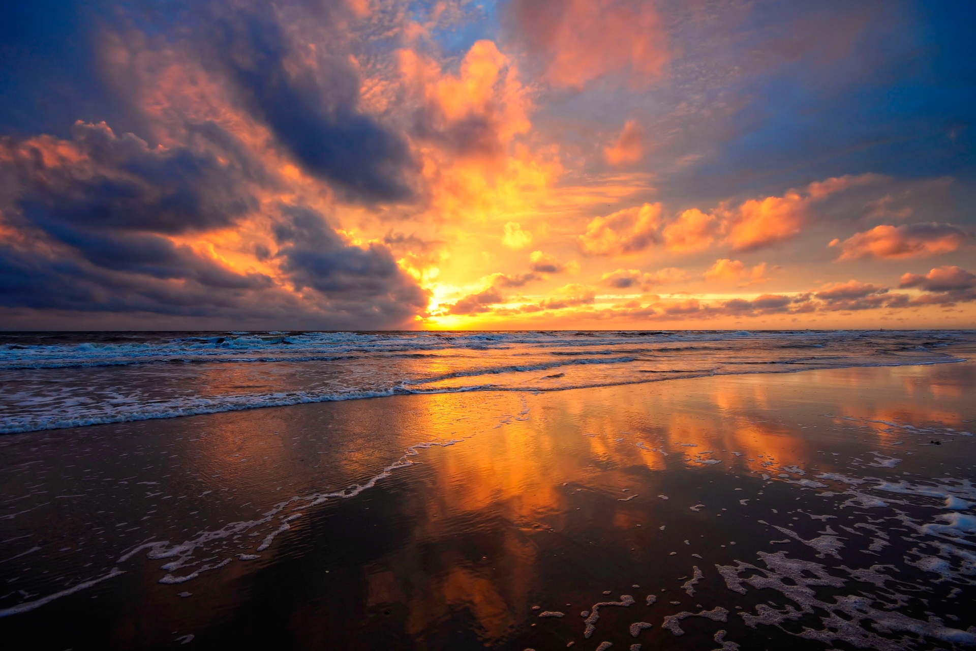 131012 Hintergrundbild herunterladen sea, natur, sunset, sky, clouds, sand, reflexion, nass, feucht, spiegel - Bildschirmschoner und Bilder kostenlos