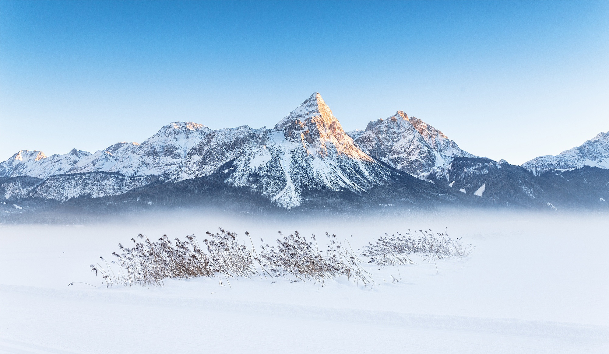 Handy-Wallpaper Landschaft, Winter, Natur, Schnee, Gipfel, Gebirge, Erde/natur kostenlos herunterladen.