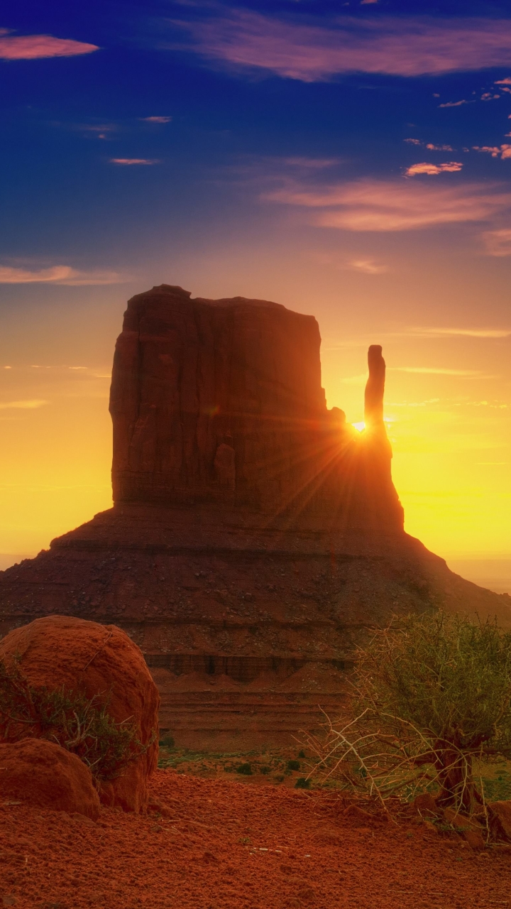 Handy-Wallpaper Wüste, Sonnenaufgang, Utah, Steppe, Arizona, Himmel, Sonnenstrahl, Monumenttal, Erde/natur, Sonnenbohne kostenlos herunterladen.