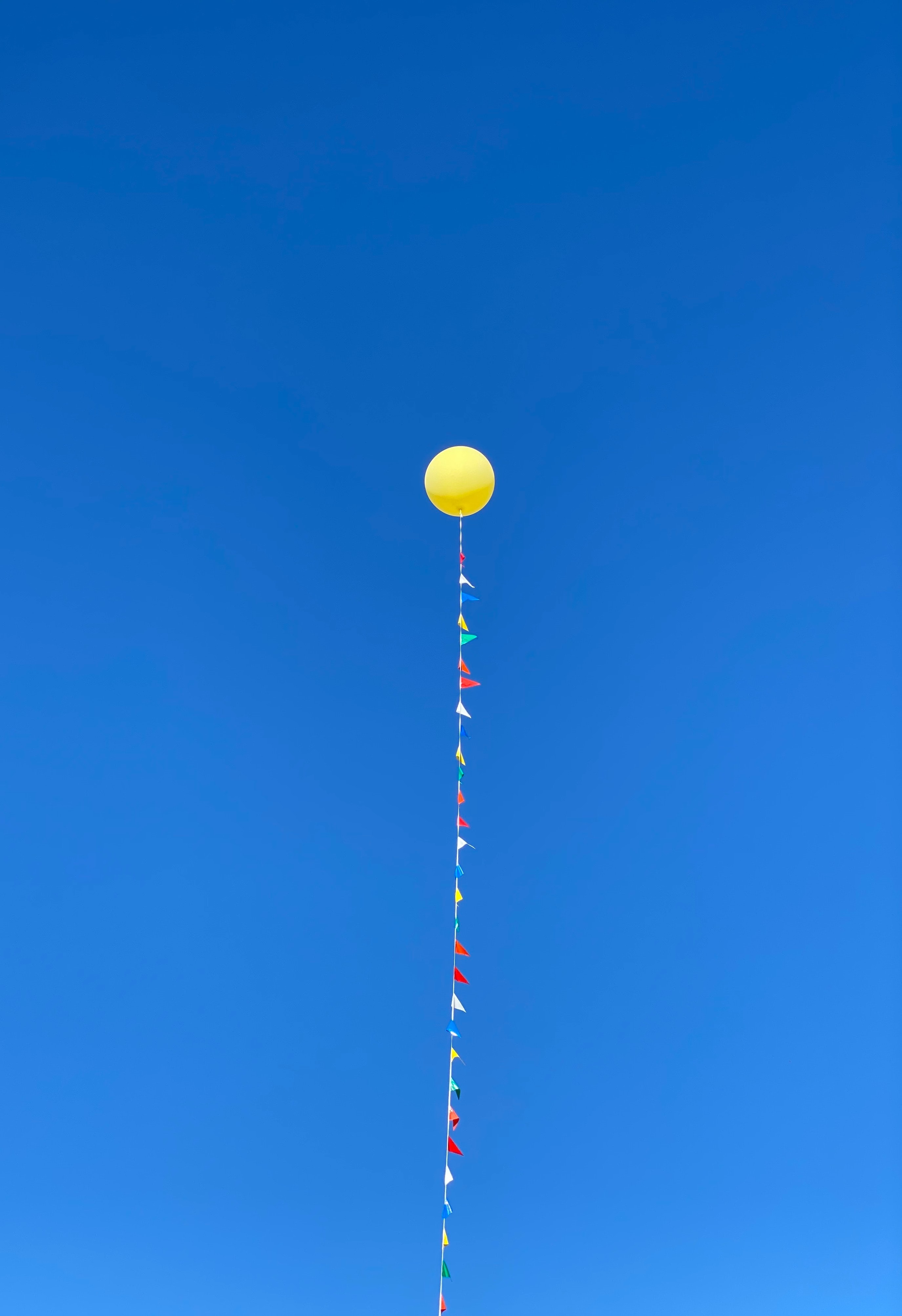 72540 скачать обои минимализм, воздушный шарик, небо, синий, желтый - заставки и картинки бесплатно