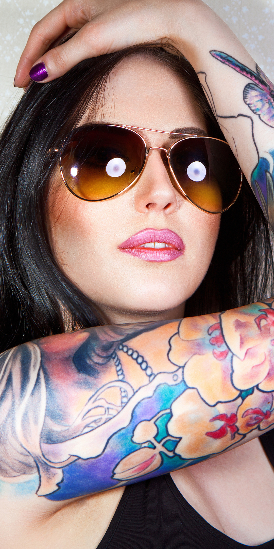 Descarga gratuita de fondo de pantalla para móvil de Tatuaje, Gafas De Sol, Modelo, Mujeres, Pelo Negro, Lápiz Labial.