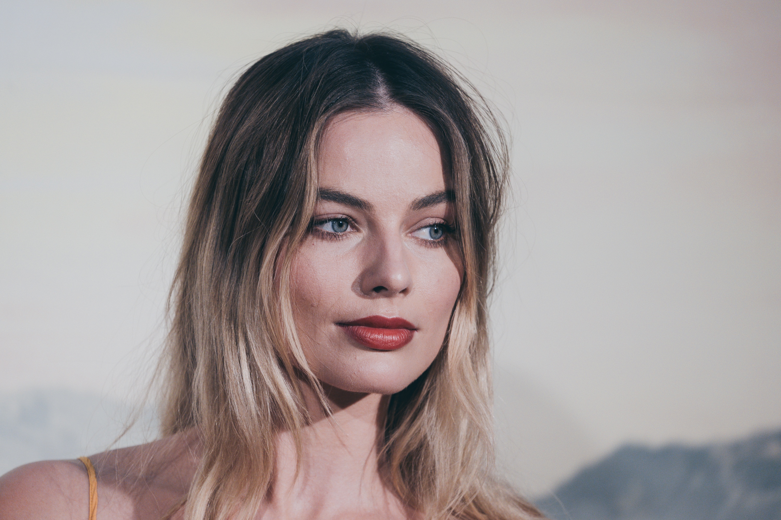 Handy-Wallpaper Nahansicht, Gesicht, Blaue Augen, Blondinen, Berühmtheiten, Darstellerin, Lippenstift, Australisch, Margot Robbie kostenlos herunterladen.