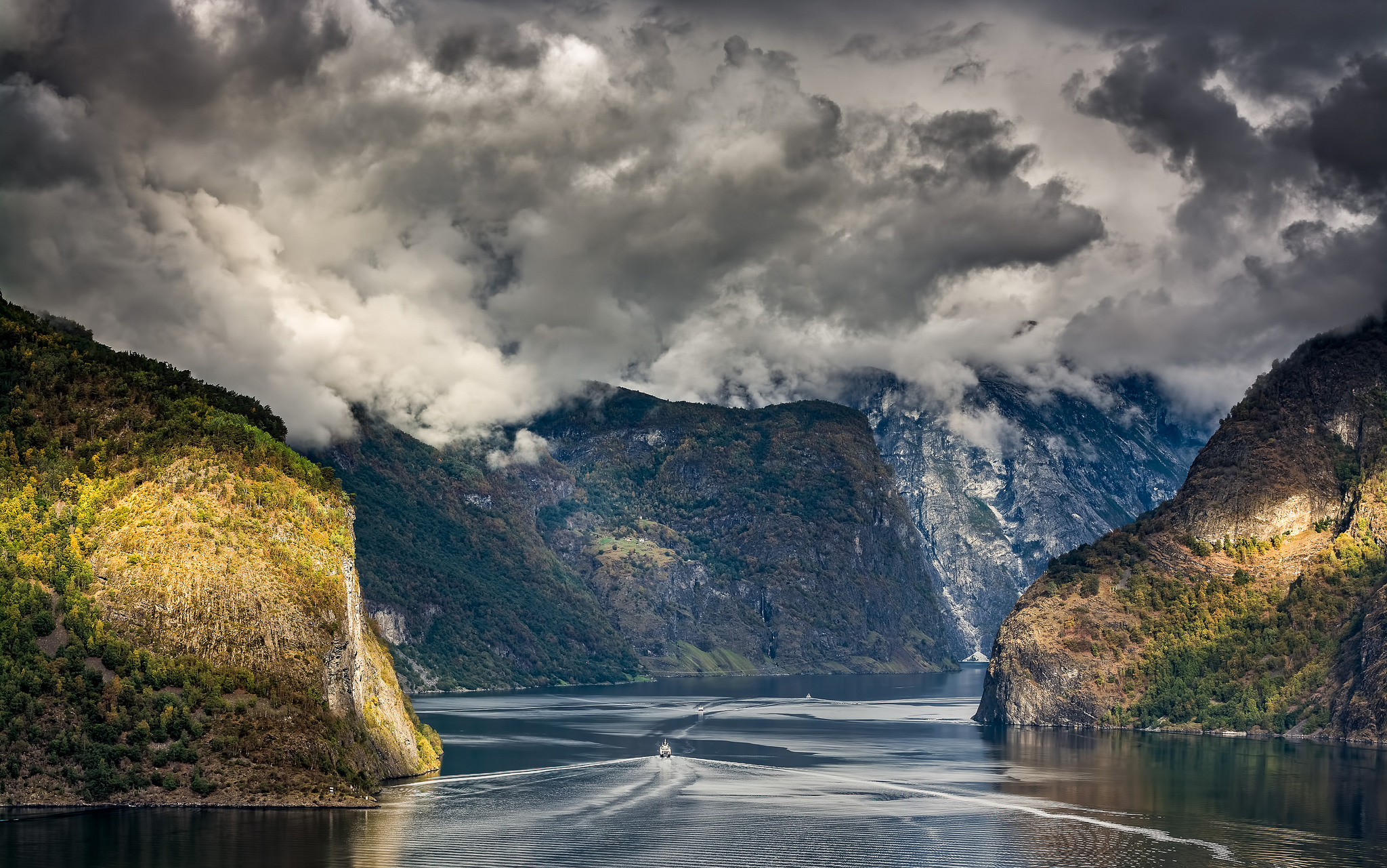 Baixe gratuitamente a imagem Montanha, Navio, Noruega, Nuvem, Terra/natureza, Fiorde, Nærøyfjord na área de trabalho do seu PC