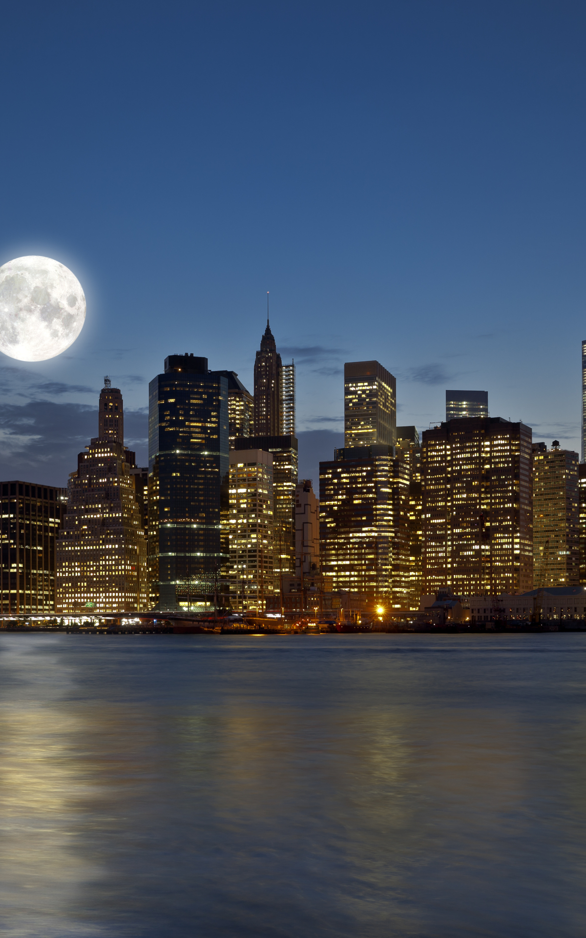 Скачать картинку Города, Ночь, Луна, Город, Полнолуние, Сделано Человеком, Манхэттен в телефон бесплатно.