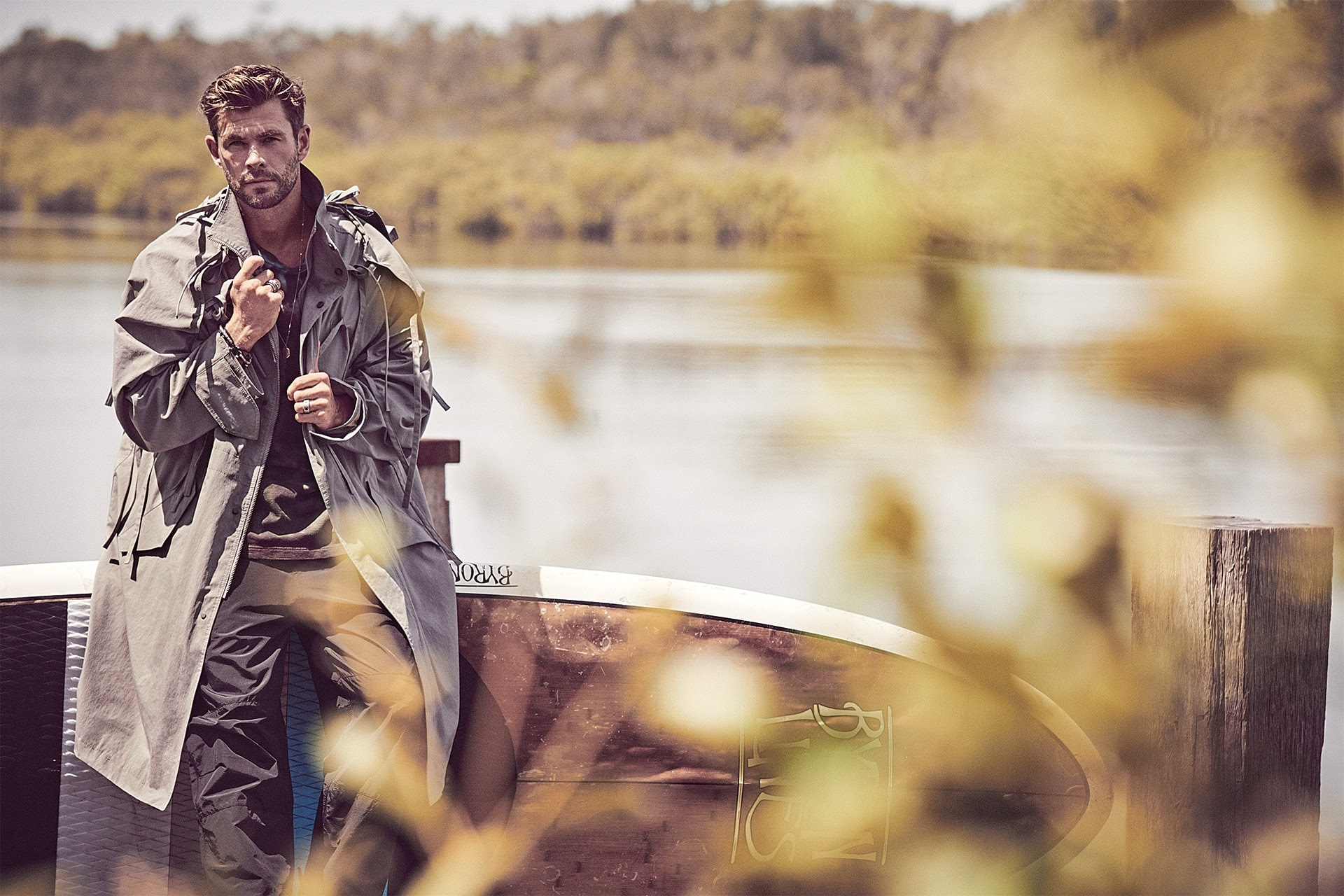 Download mobile wallpaper Coat, Celebrity, Actor, Chris Hemsworth, Australian for free.