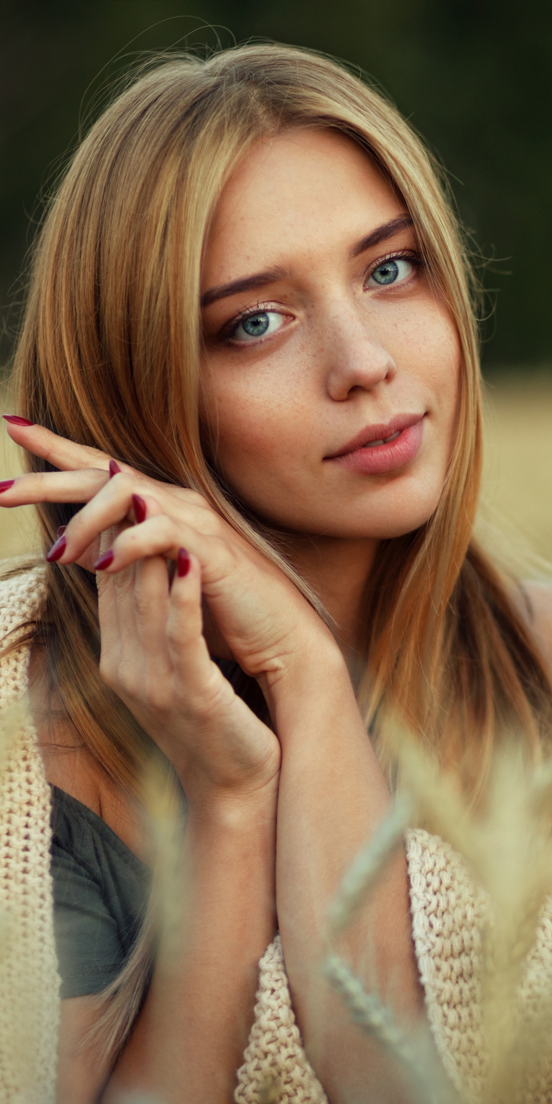 Handy-Wallpaper Weizen, Blond, Modell, Frauen, Blaue Augen, Blondinen kostenlos herunterladen.