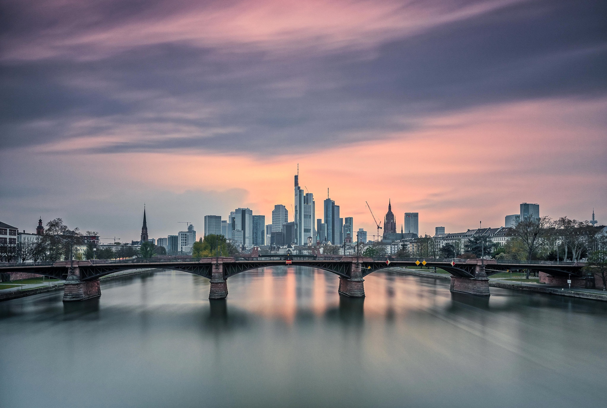 Laden Sie das Städte, Wolkenkratzer, Fluss, Brücke, Deutschland, Frankfurt, Menschengemacht, Großstadt-Bild kostenlos auf Ihren PC-Desktop herunter