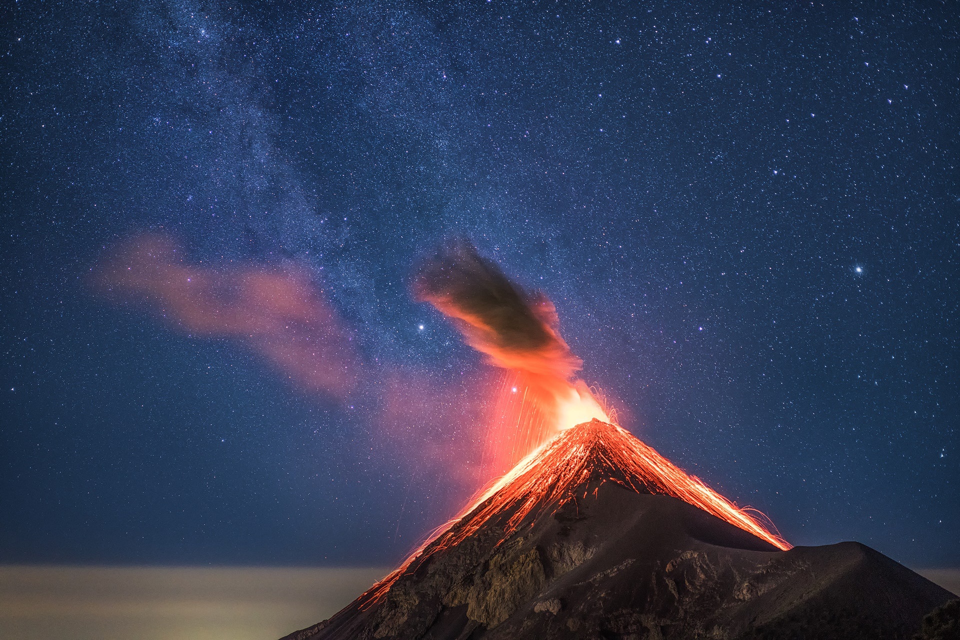 420517 Bild herunterladen erde/natur, vulkan, eruption, lava, nacht, himmel, sternenklarer himmel, sterne, vulkane - Hintergrundbilder und Bildschirmschoner kostenlos