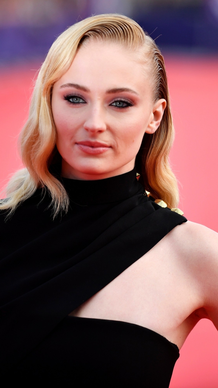 Download mobile wallpaper Blonde, English, Blue Eyes, Celebrity, Actress, Sophie Turner for free.