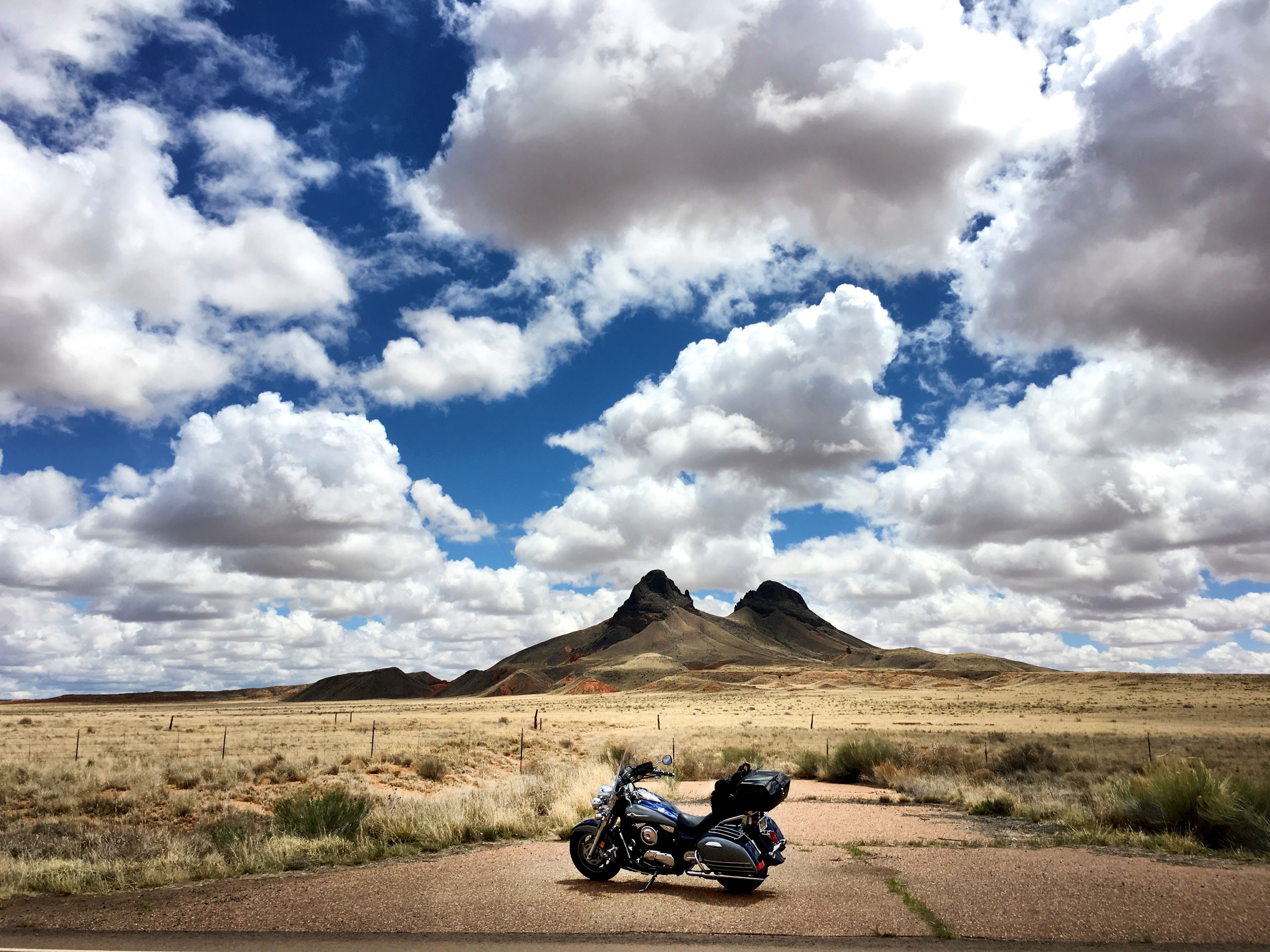 PCデスクトップに山脈, 雲, 砂漠, 旅, オートバイ画像を無料でダウンロード