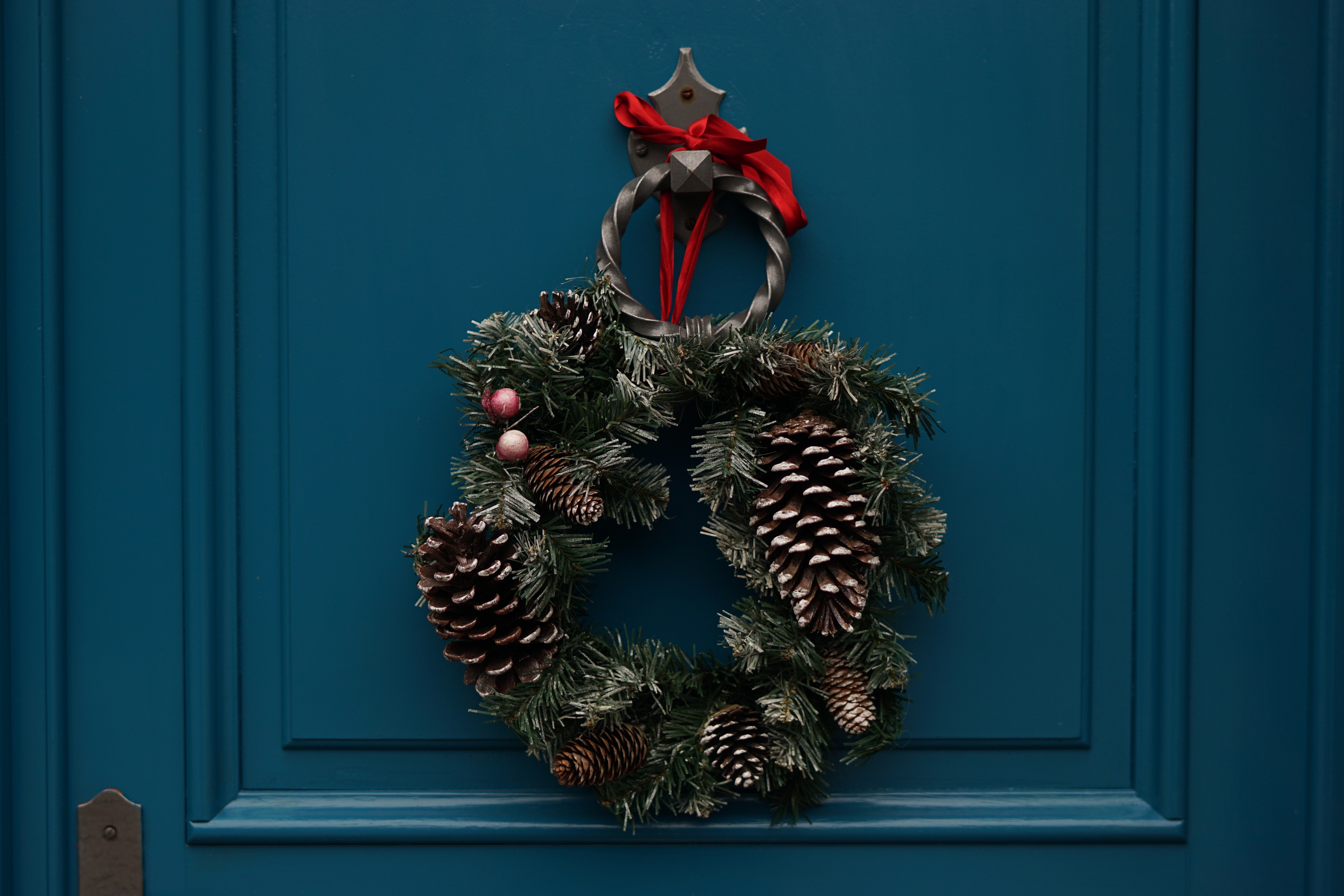 Download mobile wallpaper Wreath, Decoration, Holidays, Christmas, Flowers for free.