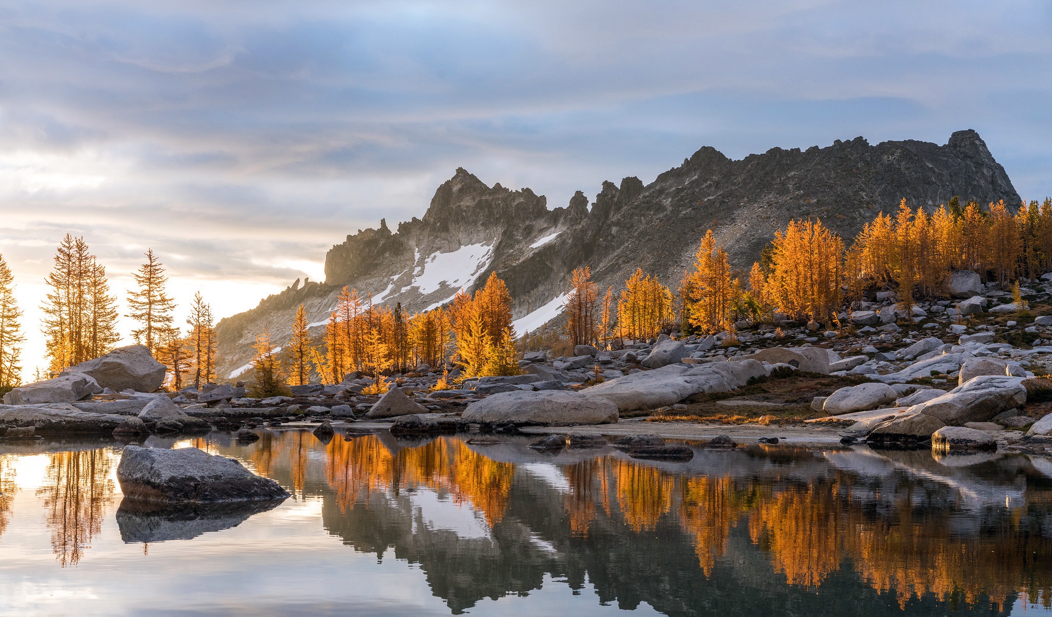 Скачать картинку Природа, Осень, Гора, Отражение, Дерево, Земля/природа в телефон бесплатно.