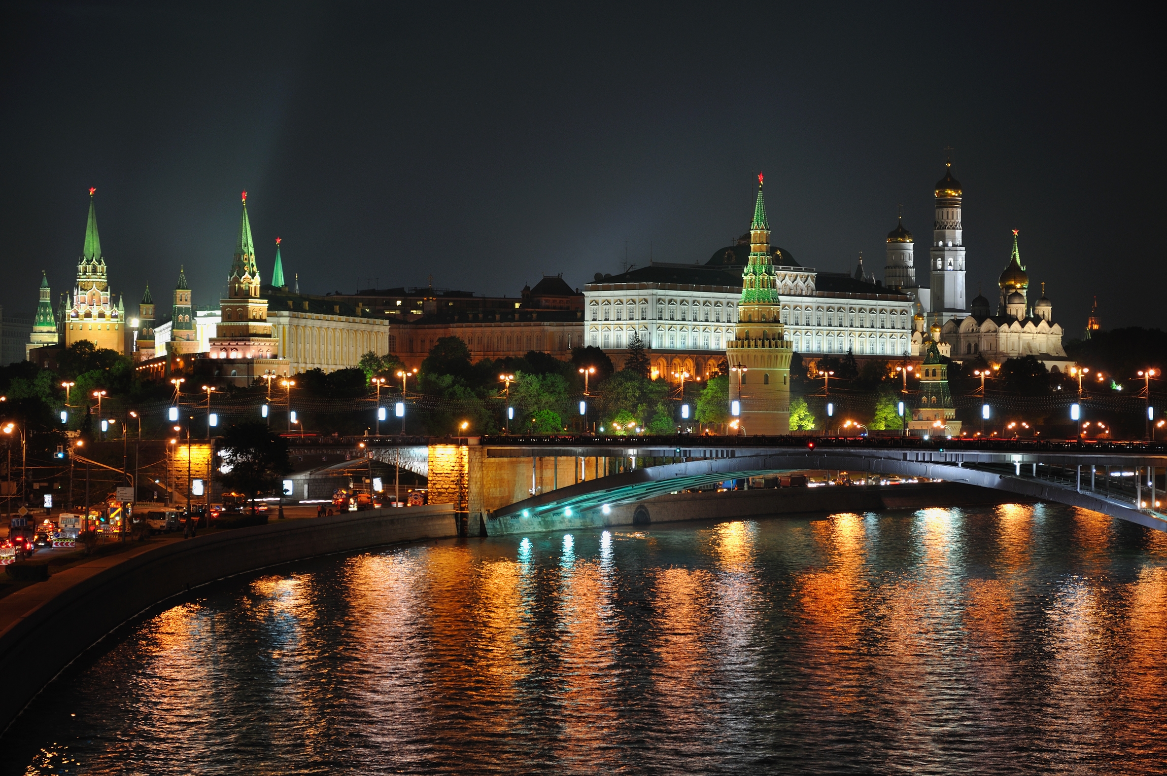 134874 скачать картинку москва, город, отражение, ночь, огни, города, река, мост - обои и заставки бесплатно