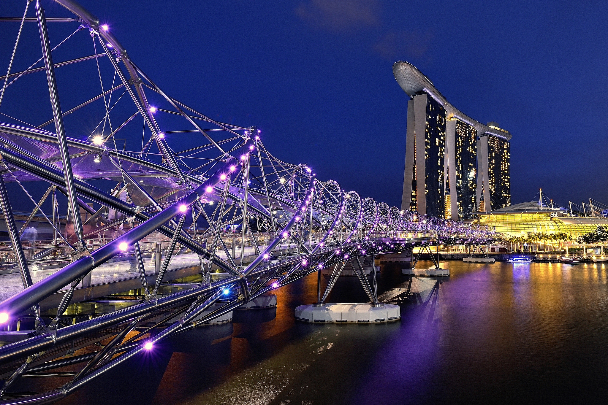 Handy-Wallpaper Wasser, Licht, Brücke, Lila, Singapur, Menschengemacht, Spiegelung, Marina Bay Sands, Helix Brücke kostenlos herunterladen.