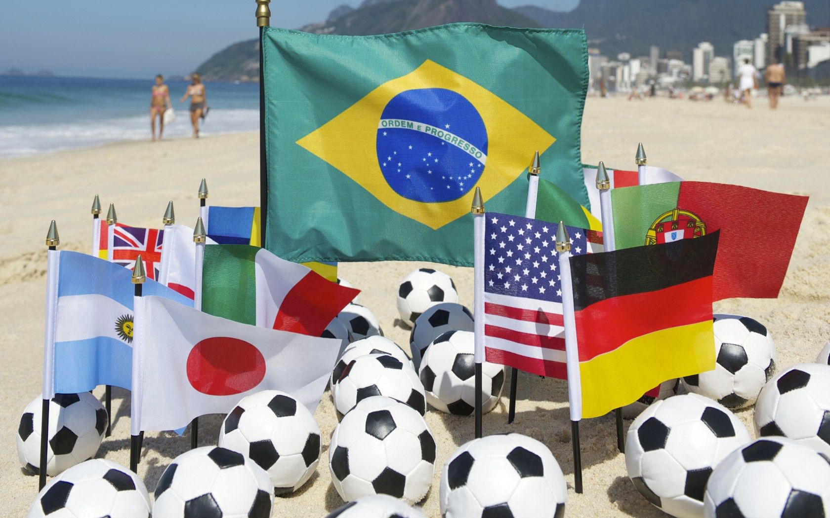 76966 скачать обои футбол, спорт, пляж, 2014, мячи, fifa, world cup, brazil, болельщики - заставки и картинки бесплатно
