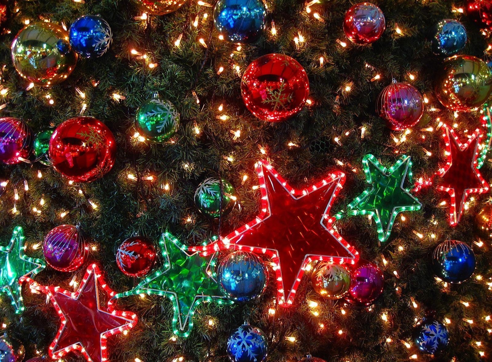 156267 Hintergrundbild herunterladen feiertage, sterne, urlaub, weihnachtsschmuck, weihnachtsbaum spielzeug, weihnachtsbaum, garland, bälle, girlanden - Bildschirmschoner und Bilder kostenlos