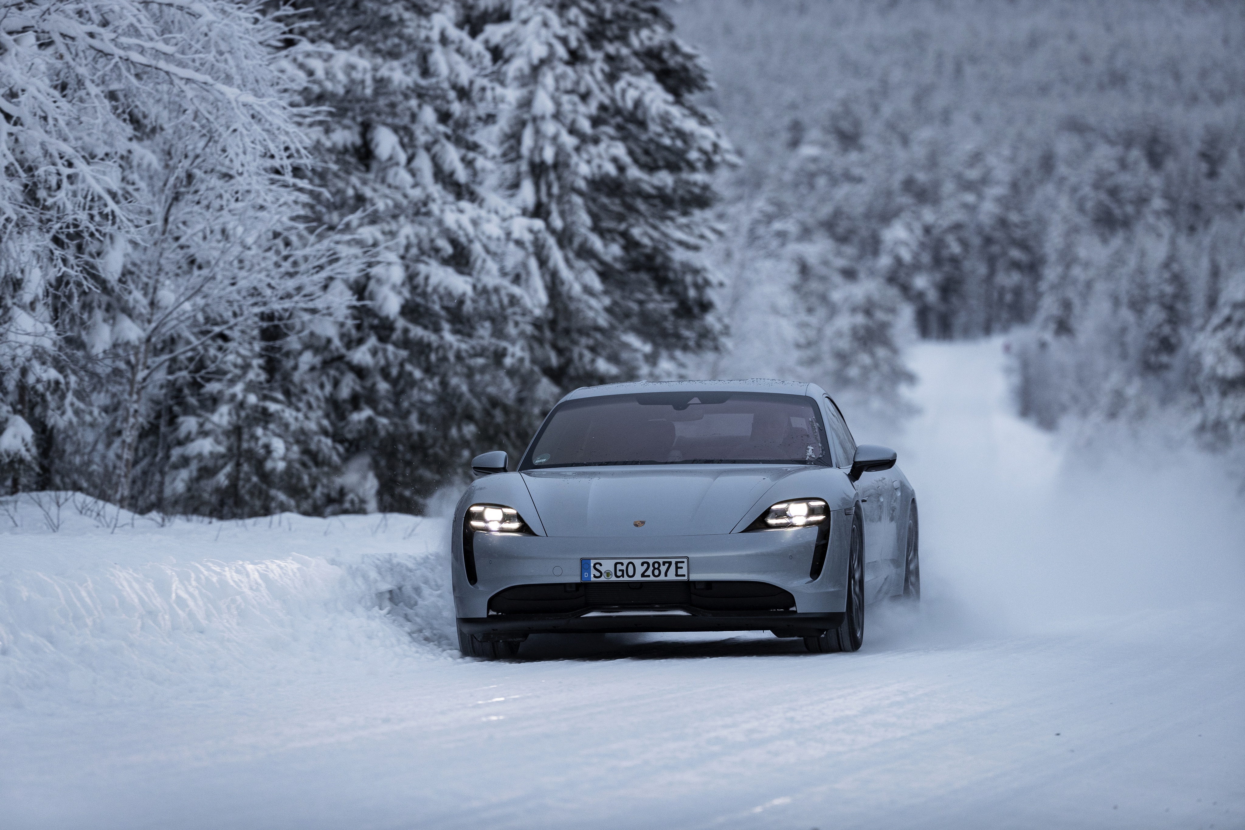 Скачати мобільні шпалери Зима, Порш, Сніг, Автомобіль, Транспортні Засоби, Білий Автомобіль, Porsche Taycan 4S безкоштовно.