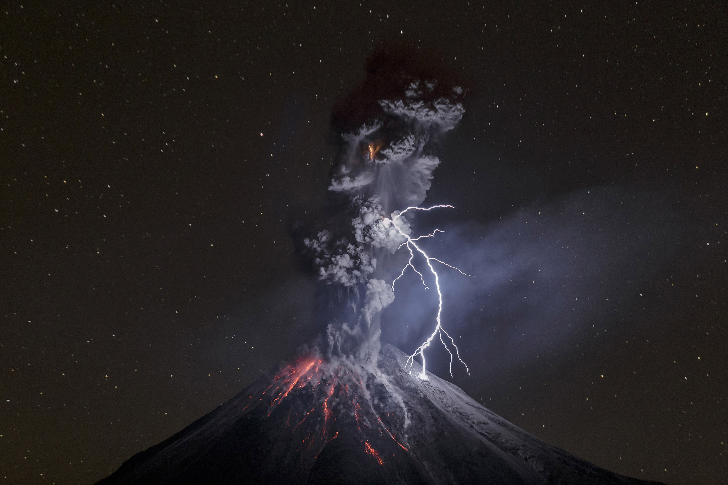 427151 скачать обои вулкан, молния, звезды, земля/природа, извержение, ночь, дым, вулканы - заставки и картинки бесплатно