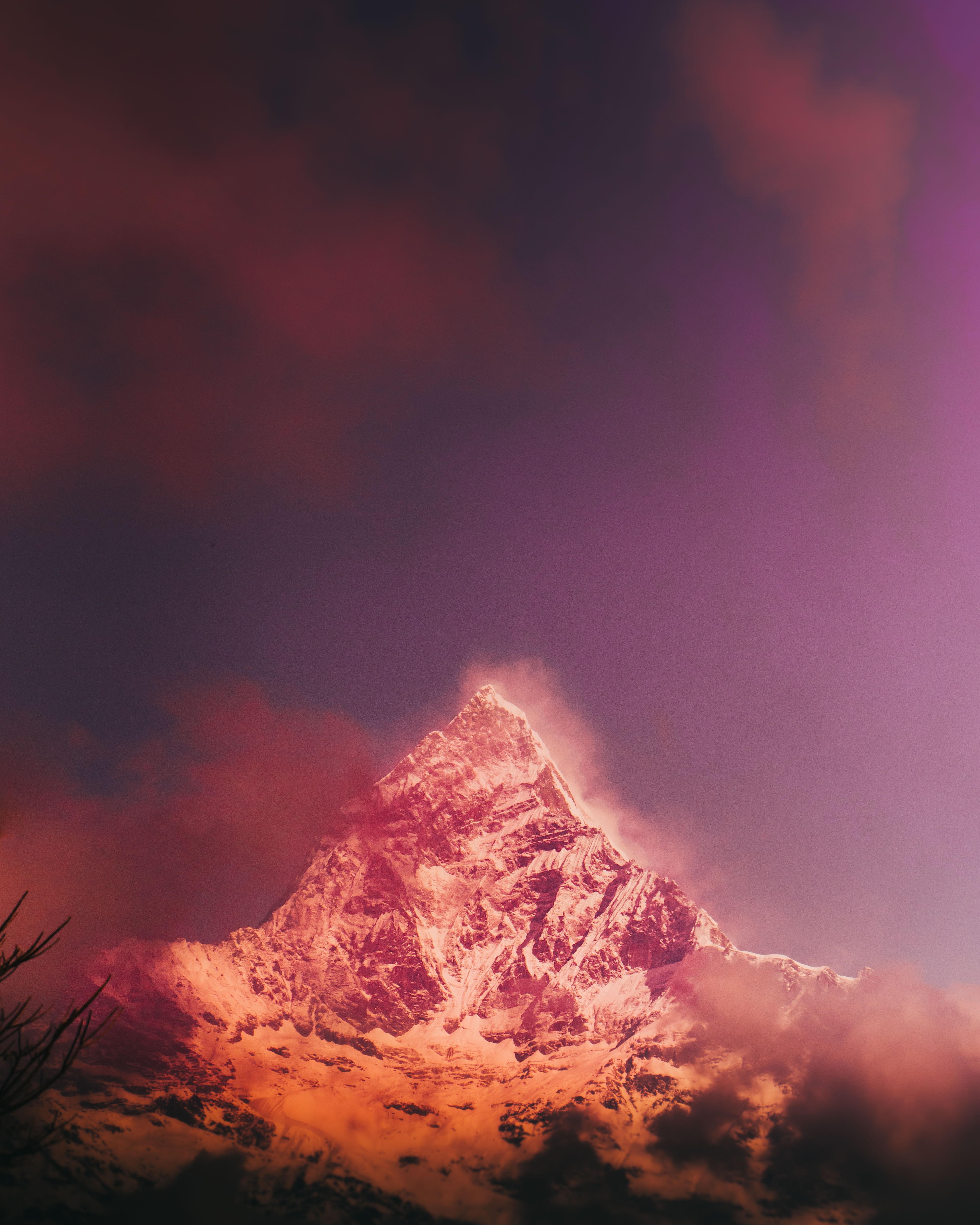 Скачать картинку Вершина, Заснеженный, Туман, Горы, Природа, Розовый в телефон бесплатно.