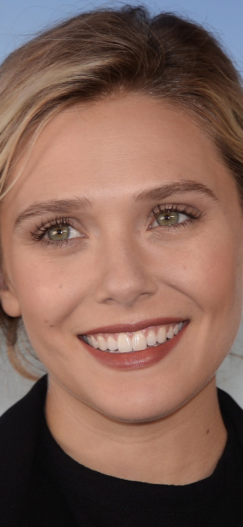 Download mobile wallpaper Smile, Face, American, Celebrity, Actress, Elizabeth Olsen for free.