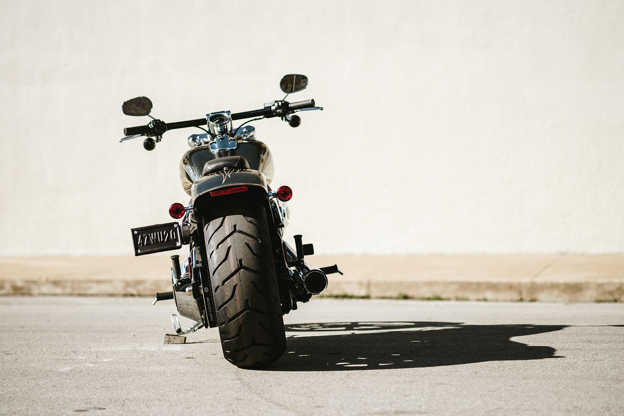 Скачать обои Прорыв Harley Davidson на телефон бесплатно