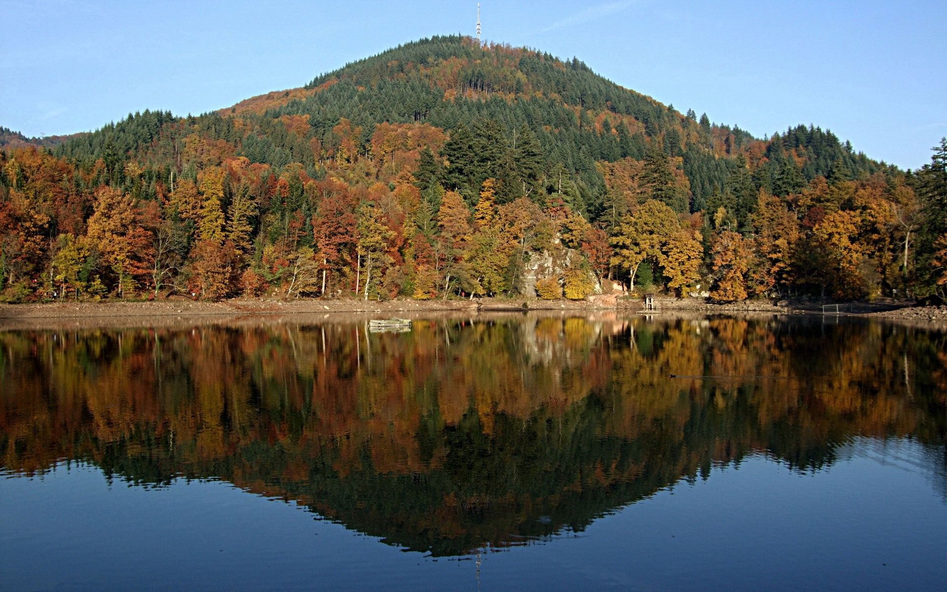81224 скачать картинку осень, природа, деревья, река, озеро, возвышенность - обои и заставки бесплатно
