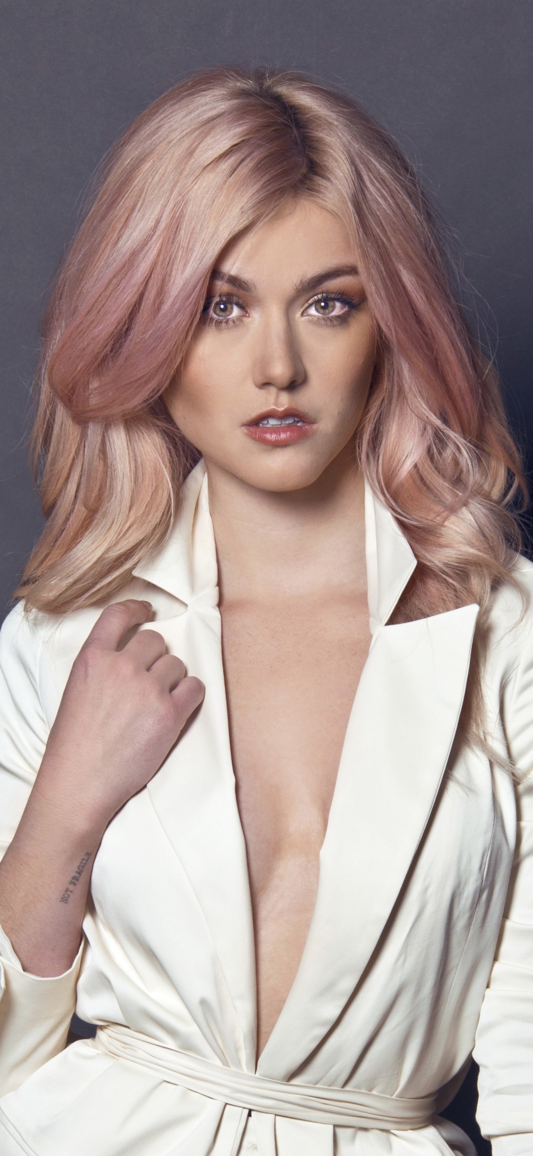 Download mobile wallpaper American, Pink Hair, Celebrity, Actress, Katherine Mcnamara for free.