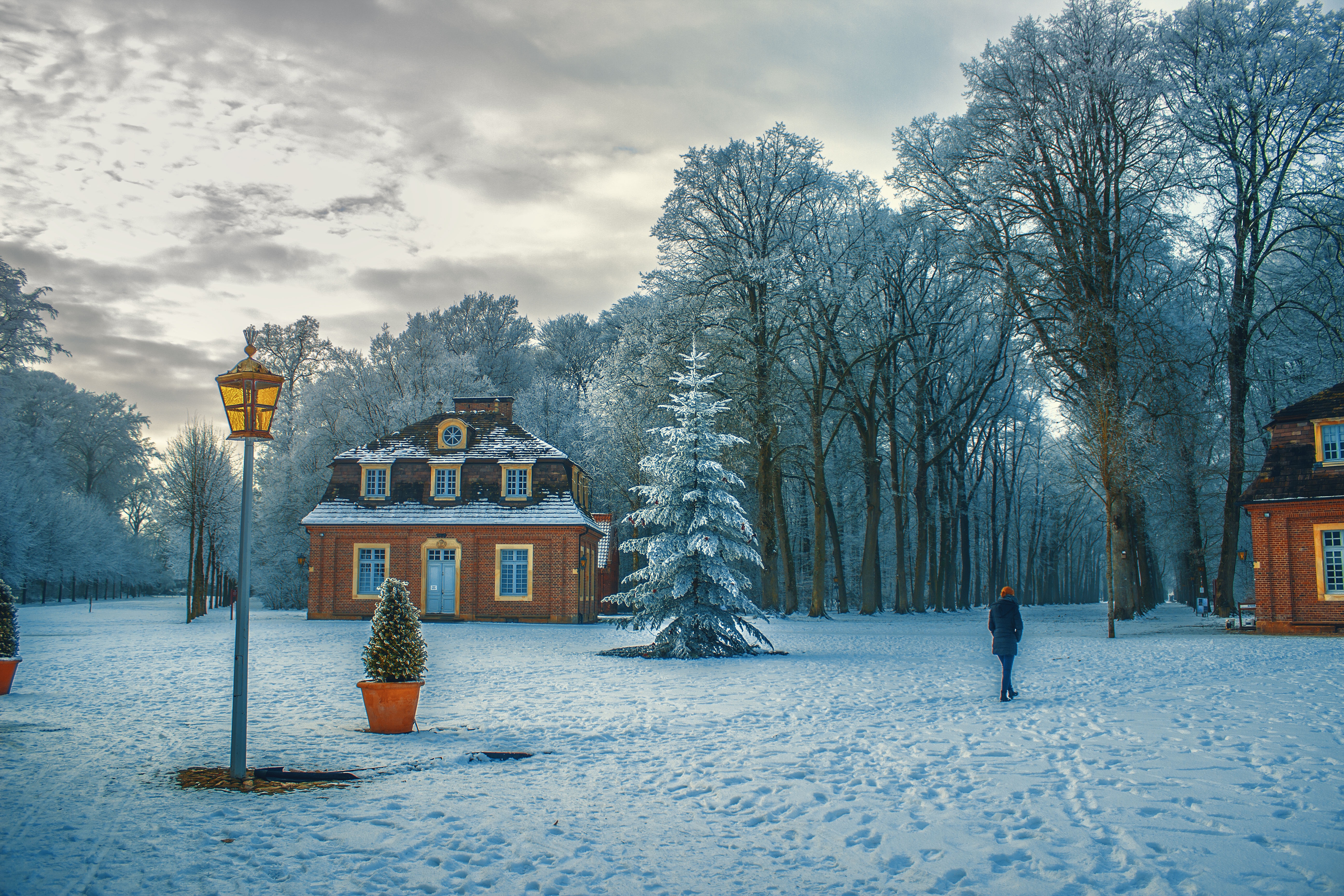 Handy-Wallpaper Winter, Schnee, Wald, Baum, Haus, Dorf, Fotografie kostenlos herunterladen.