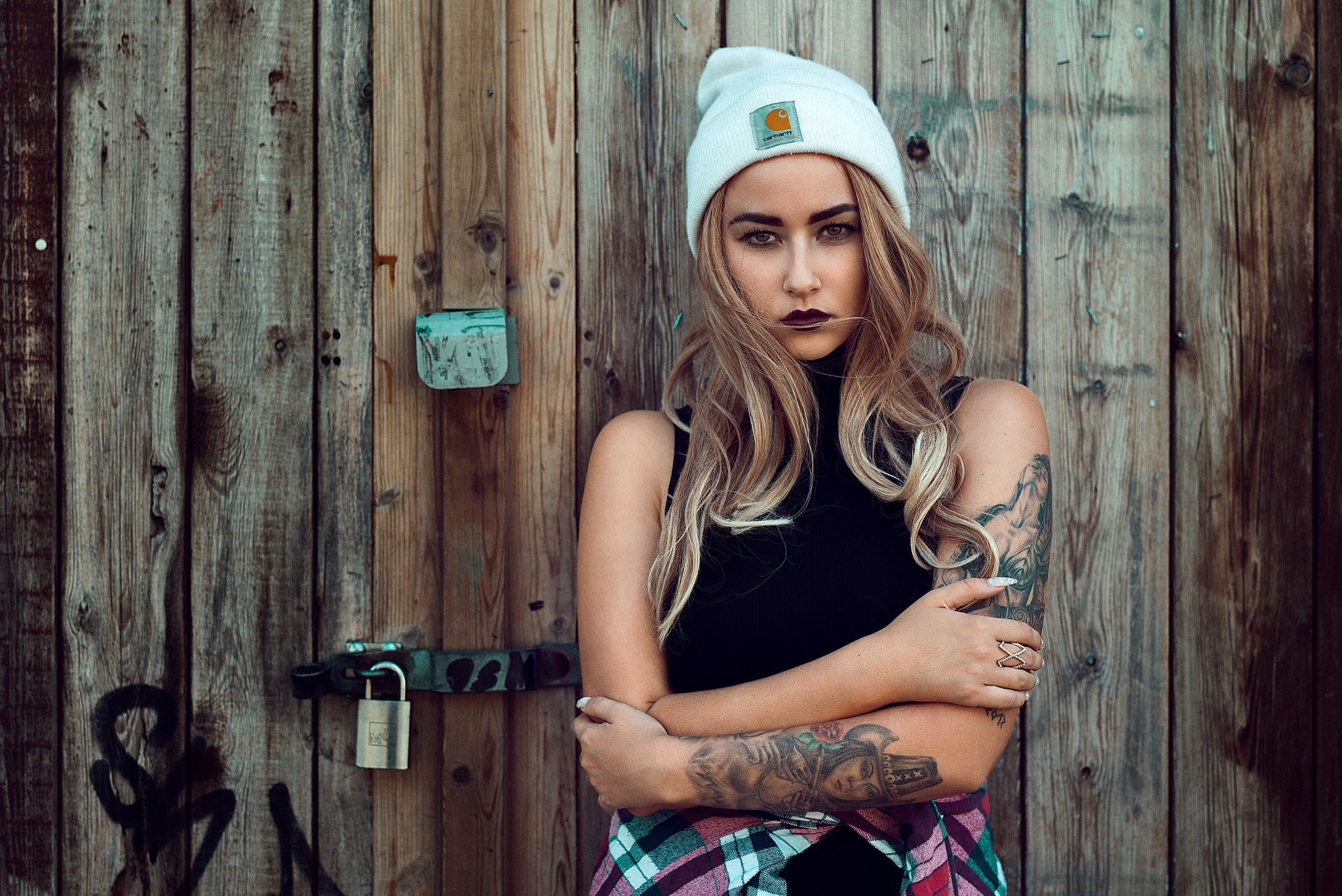 Free download wallpaper Tattoo, Blonde, Hat, Model, Women, Brown Eyes, Lipstick on your PC desktop