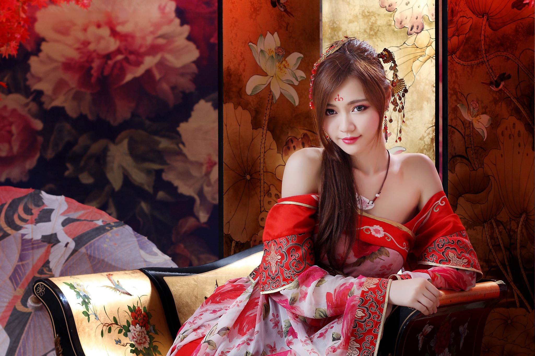 835621画像をダウンロード女性, アジア人, ブルネット, ドレス, フローラル, 口紅, モデル, 伝統衣装-壁紙とスクリーンセーバーを無料で