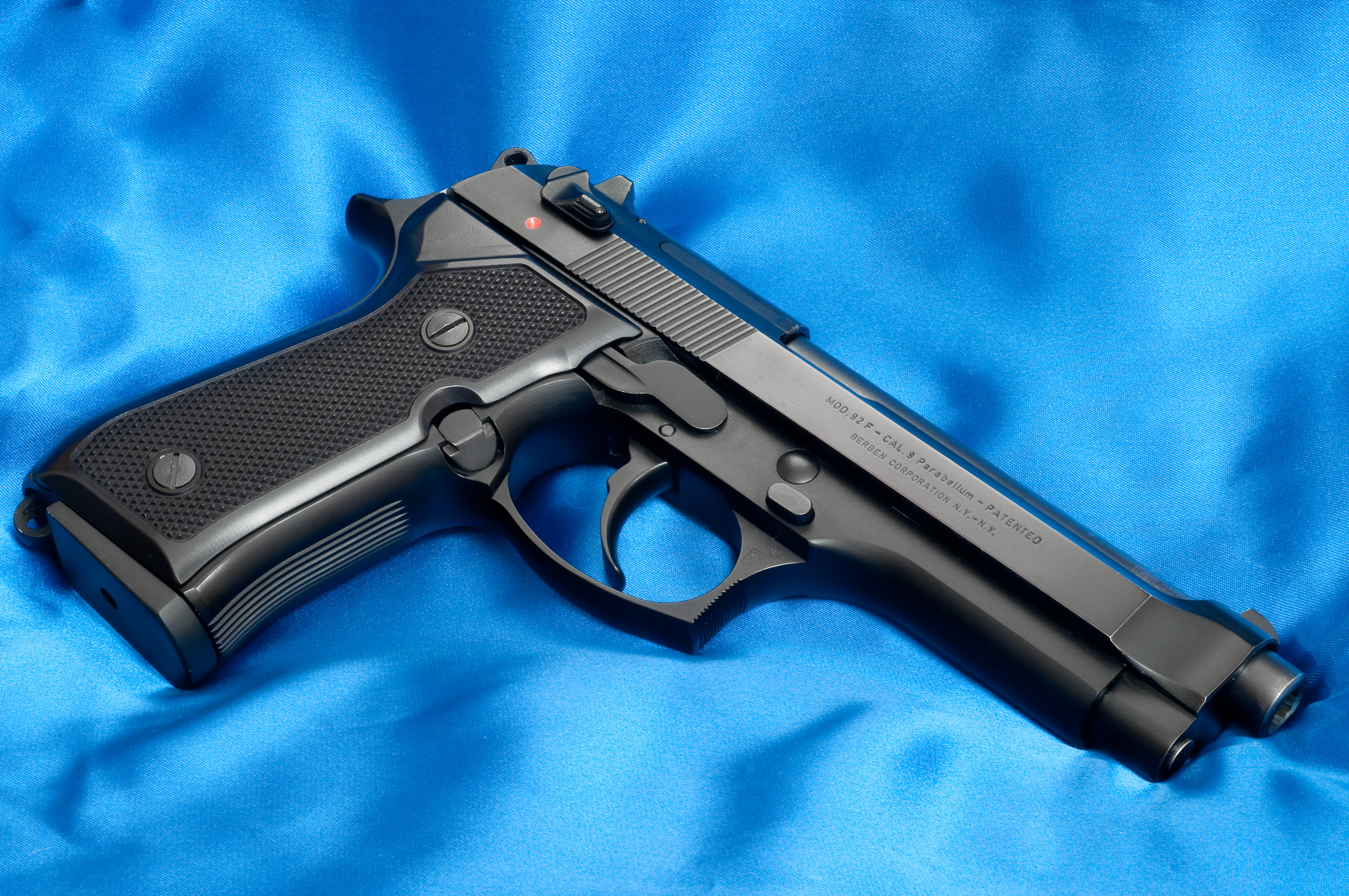 Популярні заставки і фони Пістолет Beretta 92F на комп'ютер