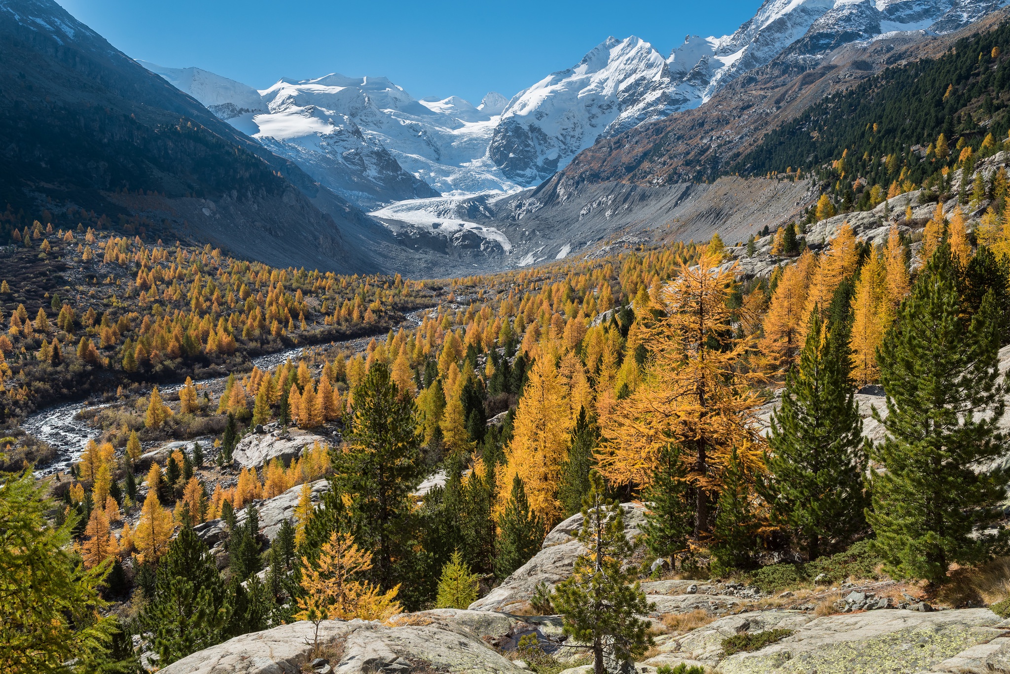 Handy-Wallpaper Landschaft, Natur, Herbst, Baum, Gebirge, Erde/natur kostenlos herunterladen.