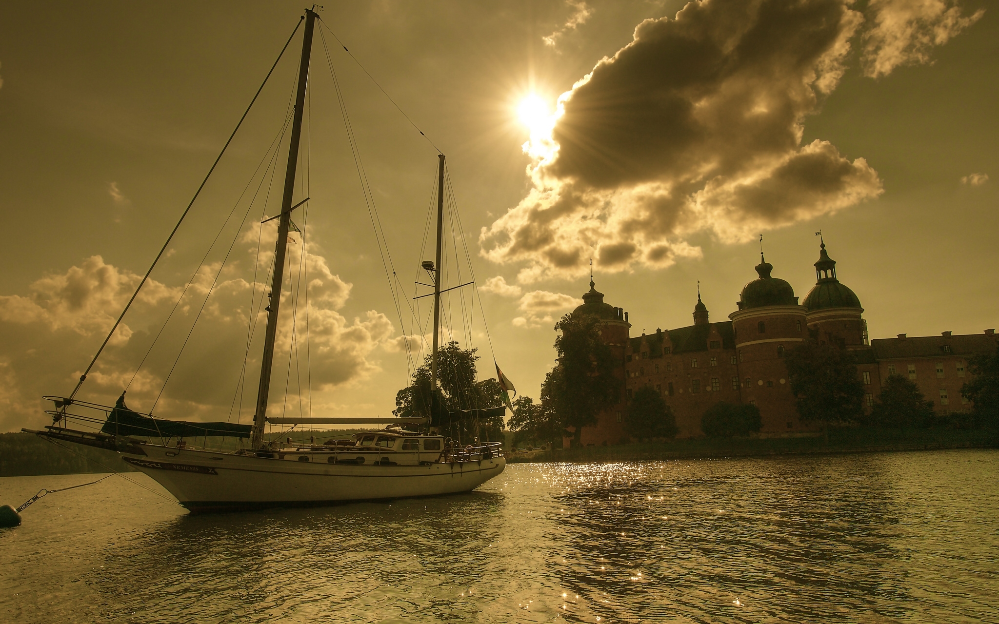 Free download wallpaper Water, Castles, Lake, Island, Yacht, Sweden, Cloud, Sunbeam, Man Made, Castle, Mariefred on your PC desktop