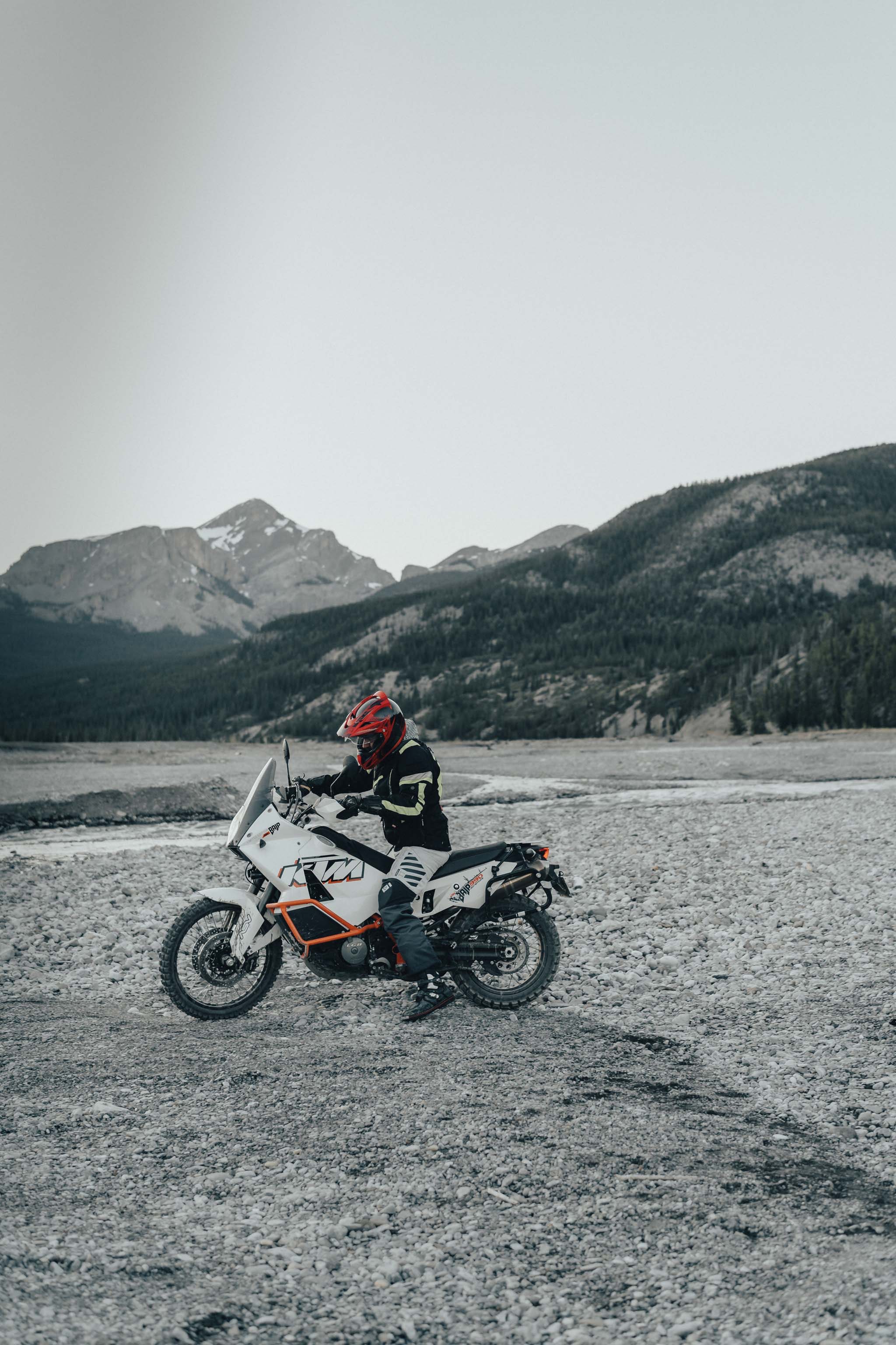 105998 descargar imagen montañas, motocicletas, casco, motociclista, vista lateral, perfil, motocicleta, bicicleta: fondos de pantalla y protectores de pantalla gratis